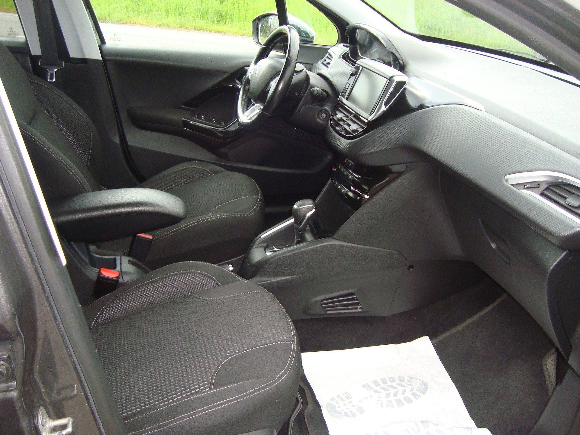 PEUGEOT 208 1.2 PureTech Active EAT6-image-6