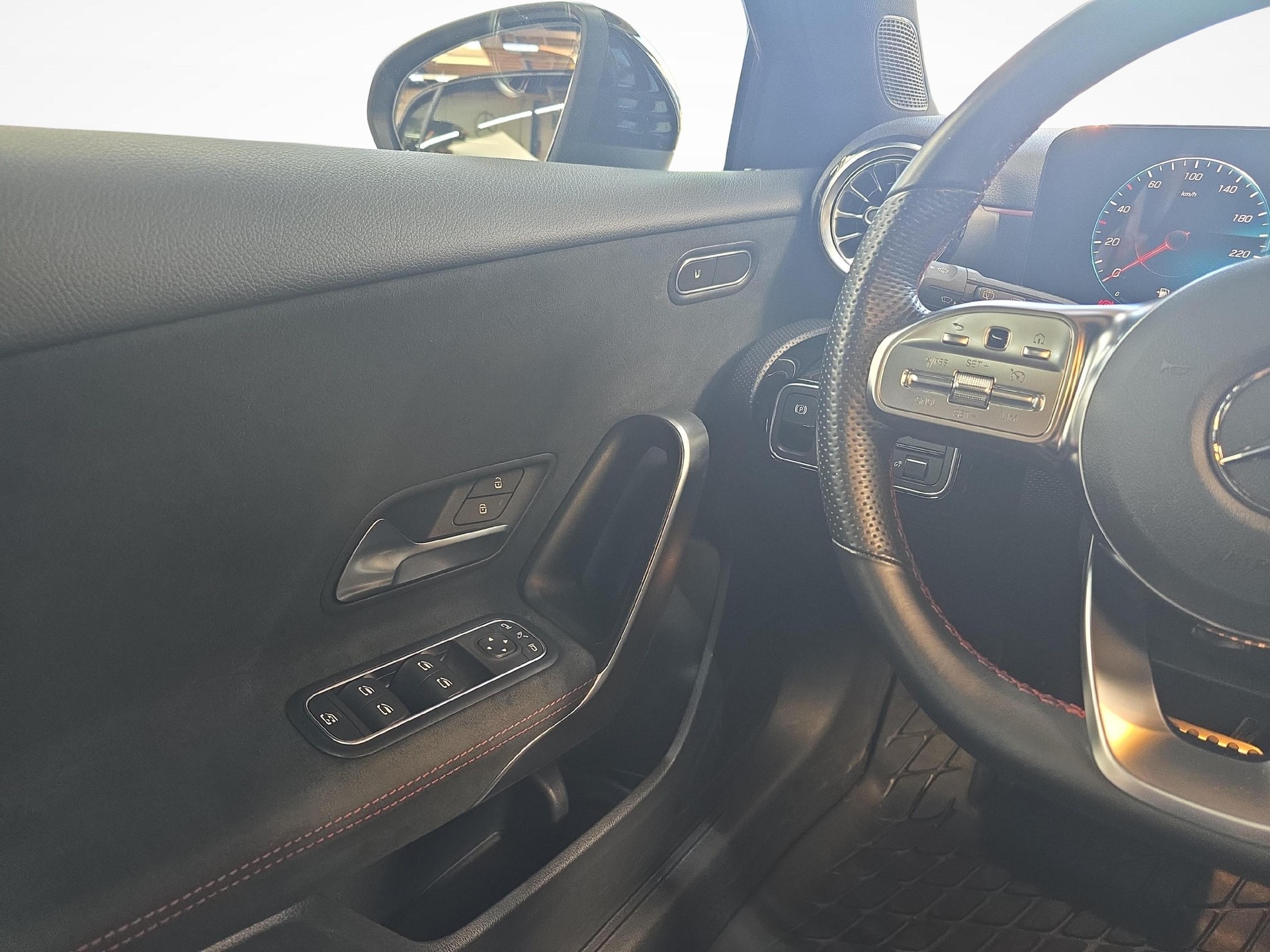 MERCEDES-BENZ A 250 4MATIC AMG Line-image-7