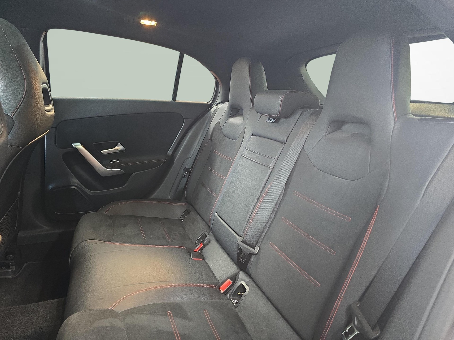 MERCEDES-BENZ A 250 4MATIC AMG Line-image-9