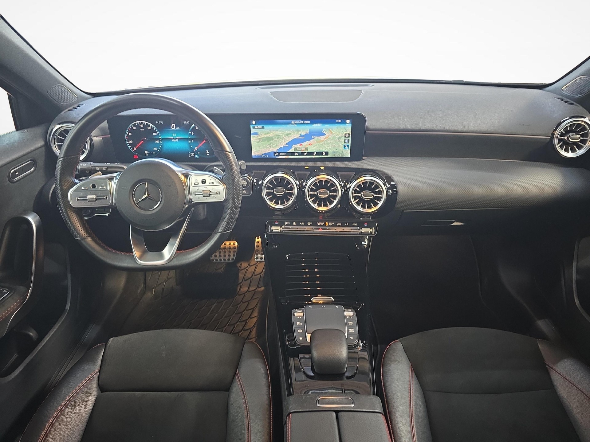 MERCEDES-BENZ A 250 4MATIC AMG Line-image-5