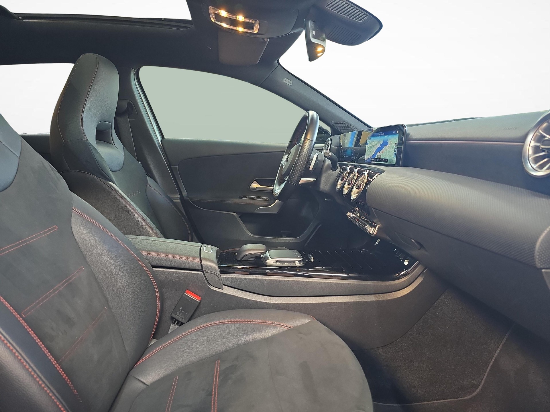 MERCEDES-BENZ A 250 4MATIC AMG Line-image-6