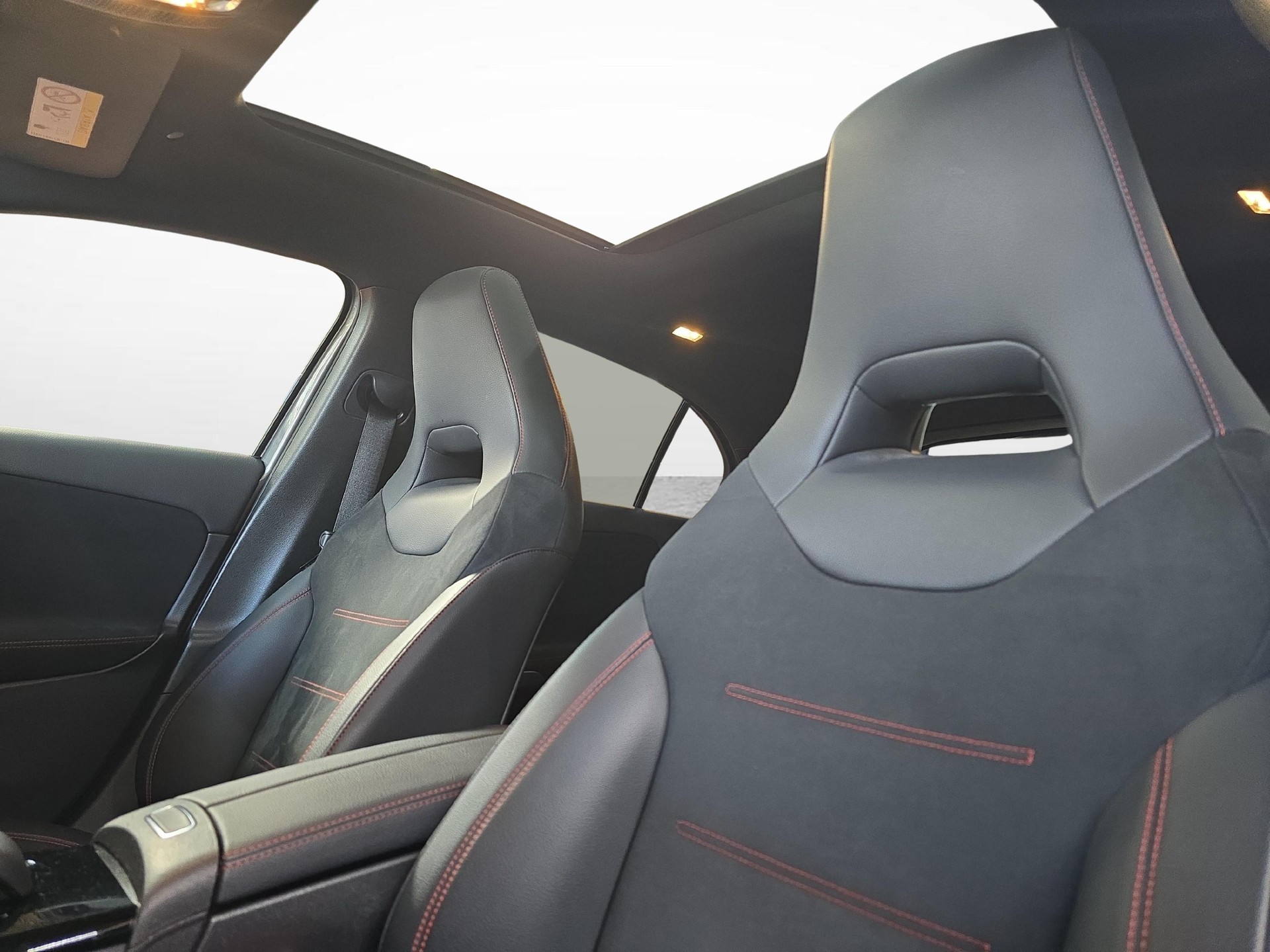 MERCEDES-BENZ A 250 4MATIC AMG Line-image-8