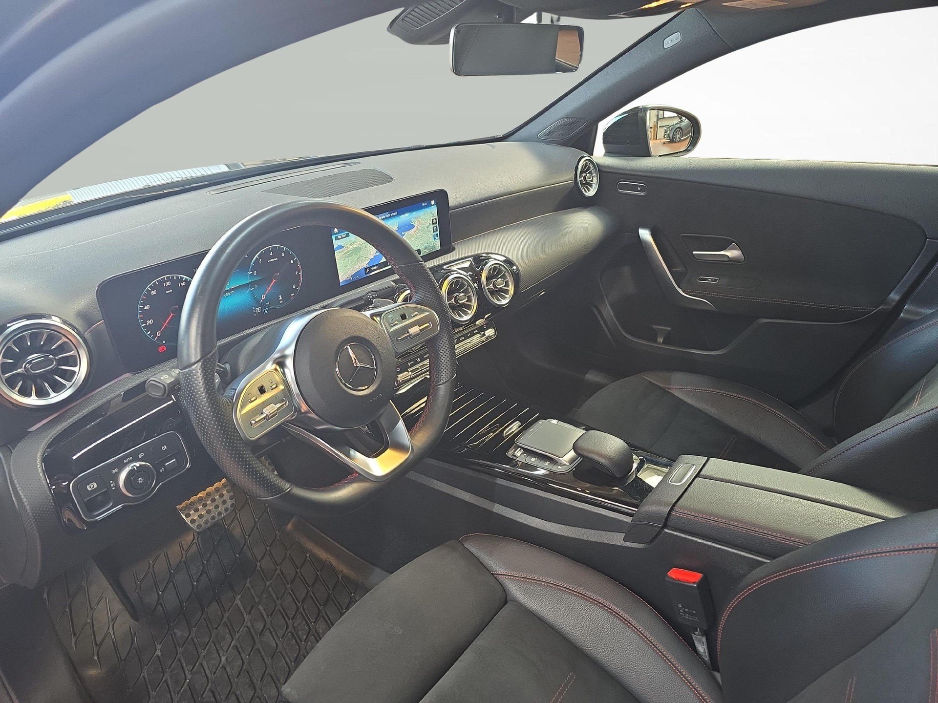 MERCEDES-BENZ A 250 4MATIC AMG Line-image-4