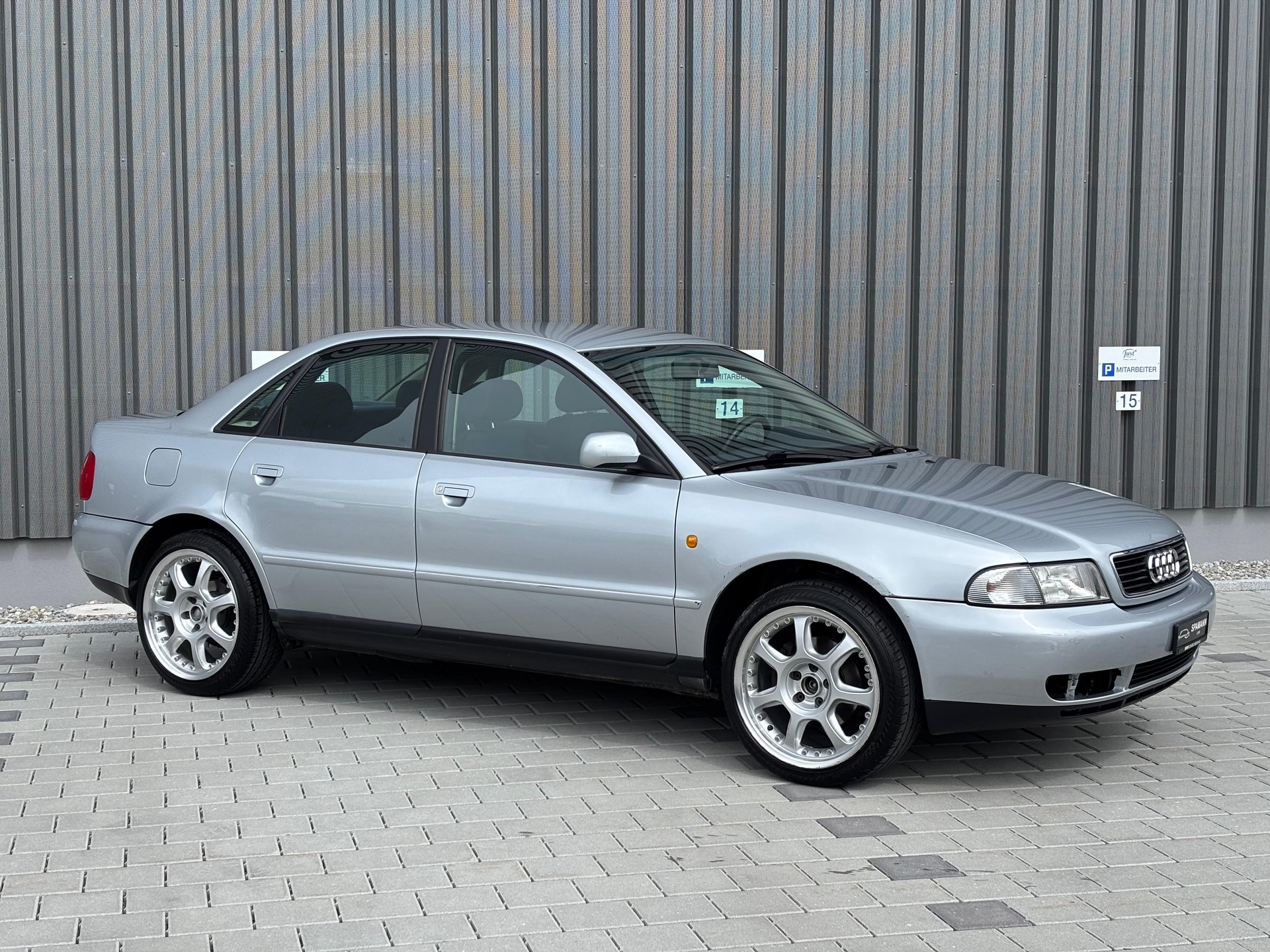 AUDI A4 2.4 Ambiente-image-8