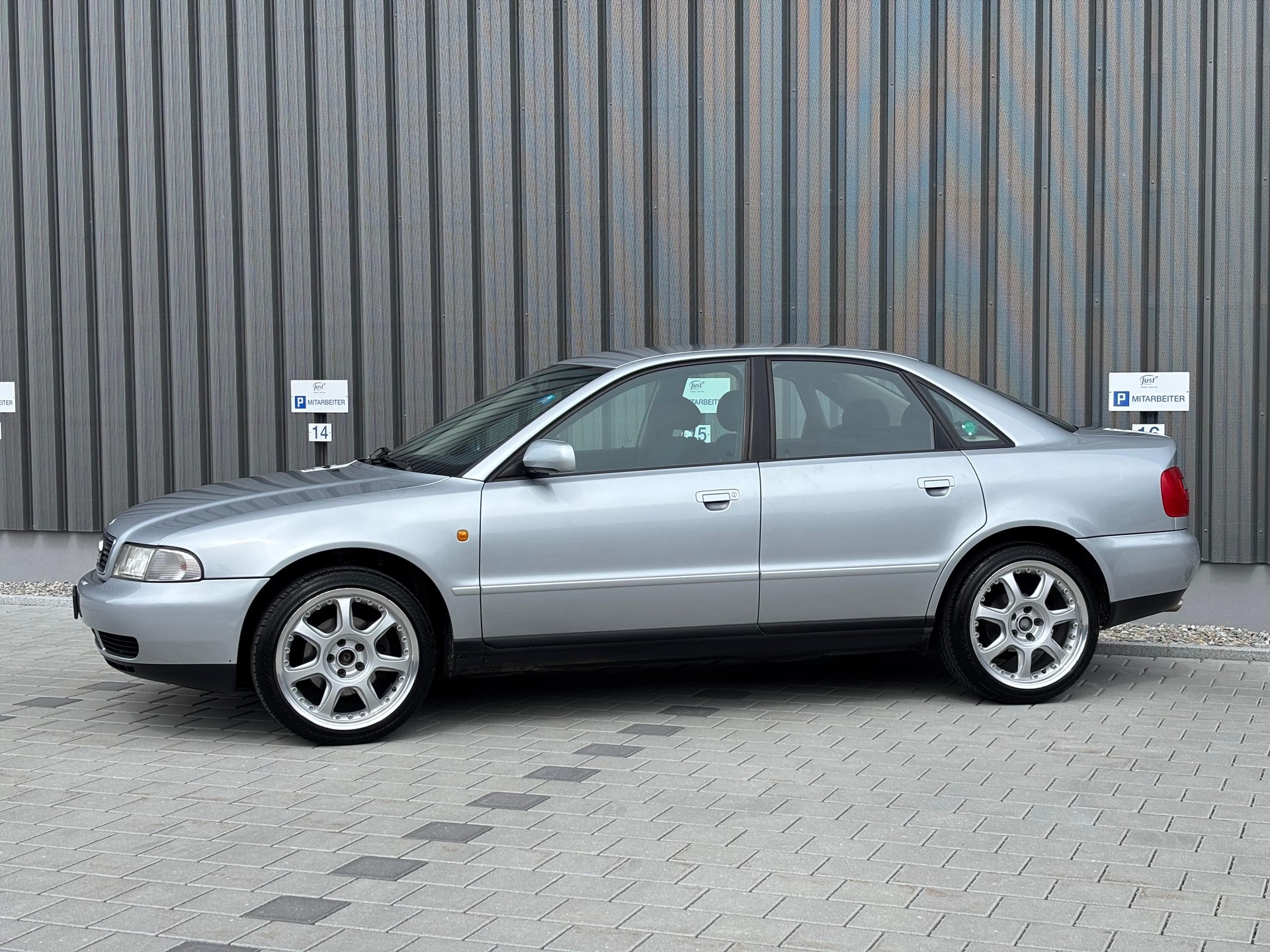 AUDI A4 2.4 Ambiente-image-1