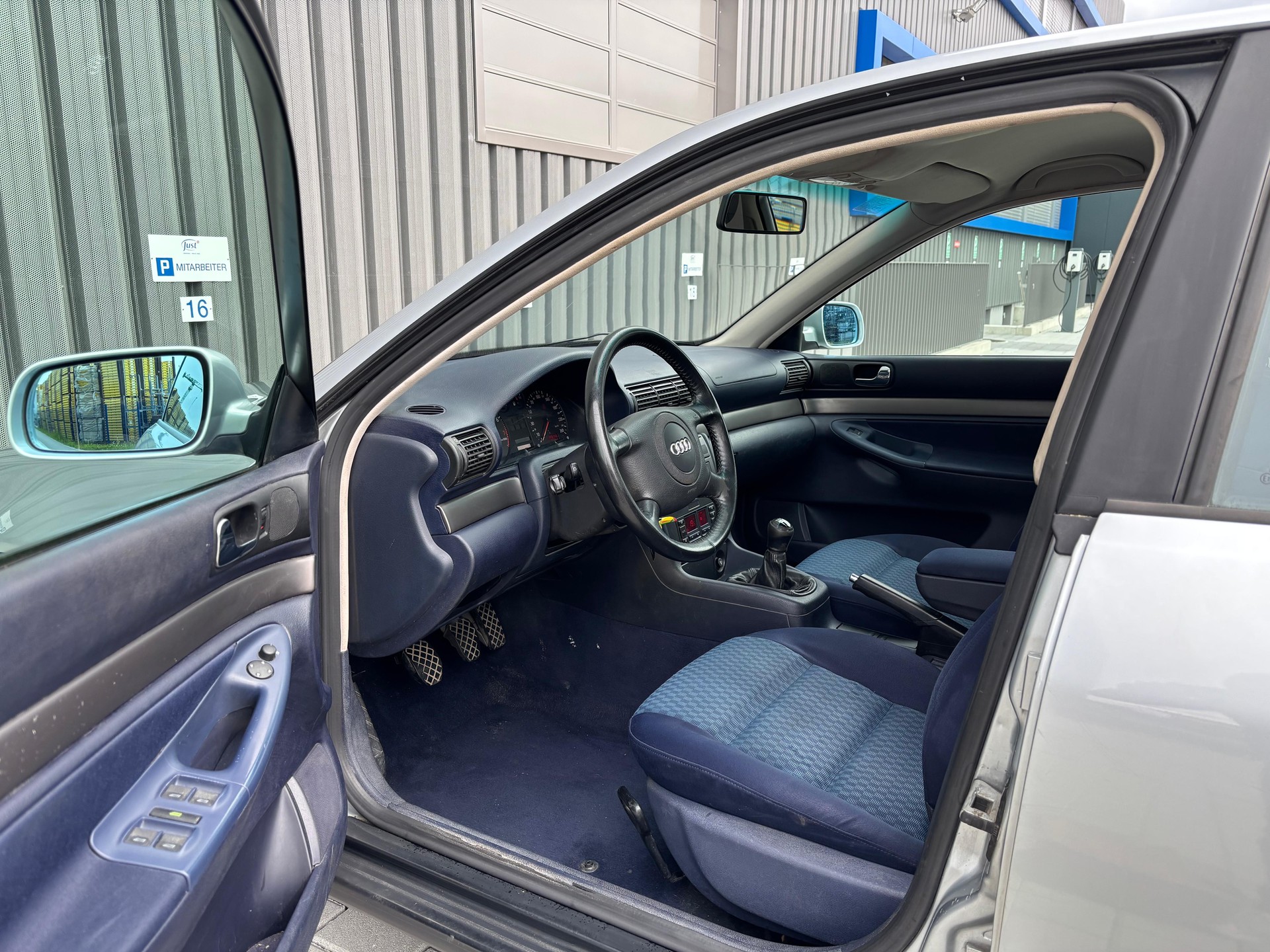 AUDI A4 2.4 Ambiente-image-10
