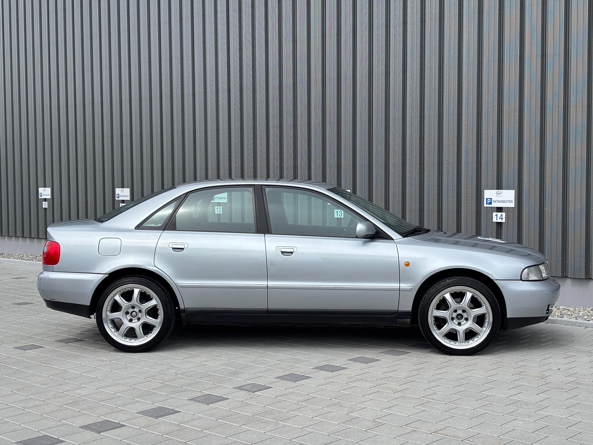 AUDI A4 2.4 Ambiente-image-7