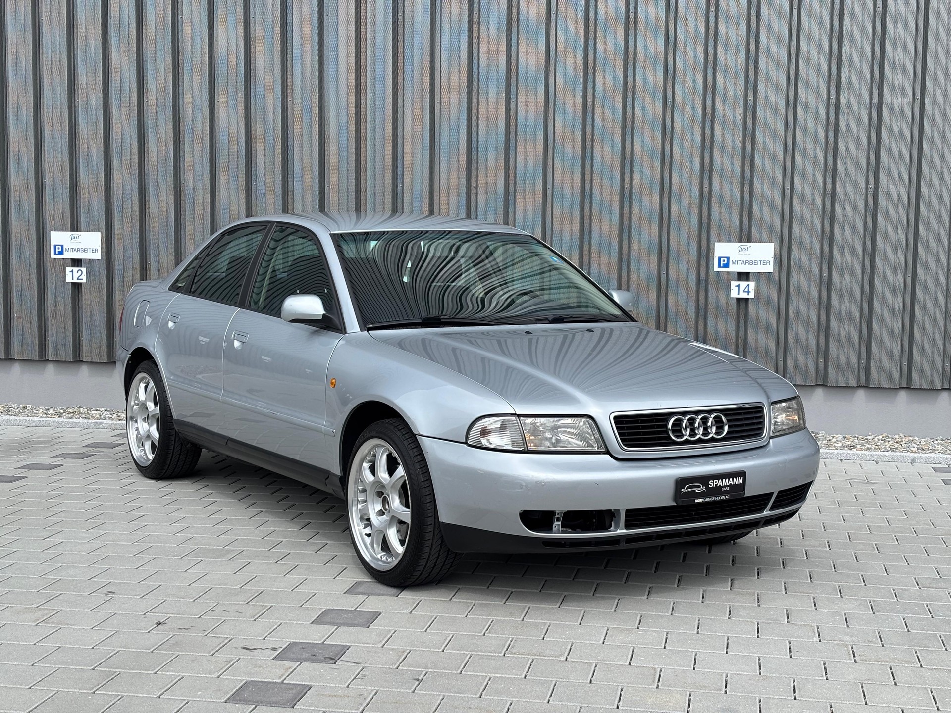 AUDI A4 2.4 Ambiente-image-9