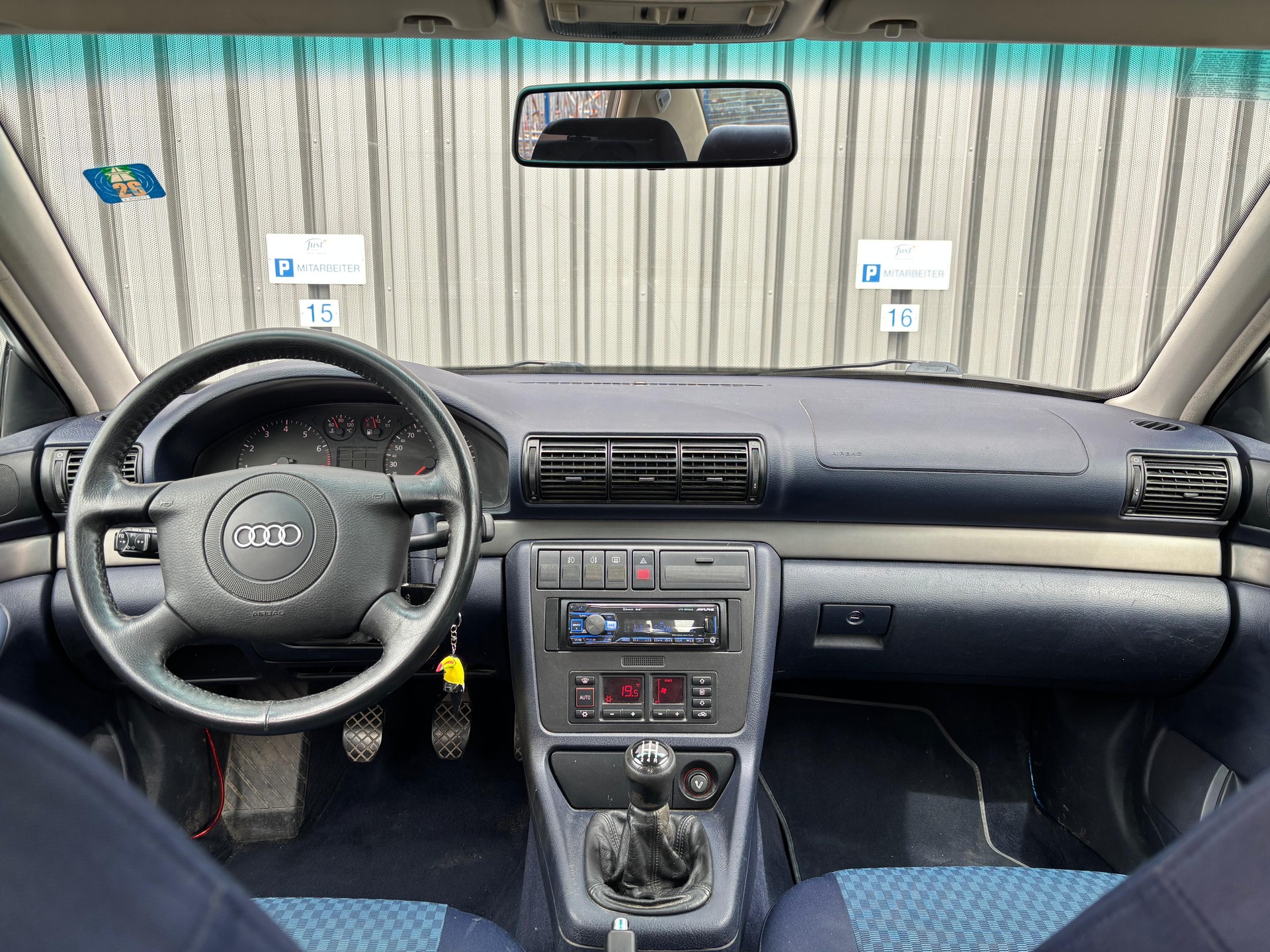 AUDI A4 2.4 Ambiente-image-12