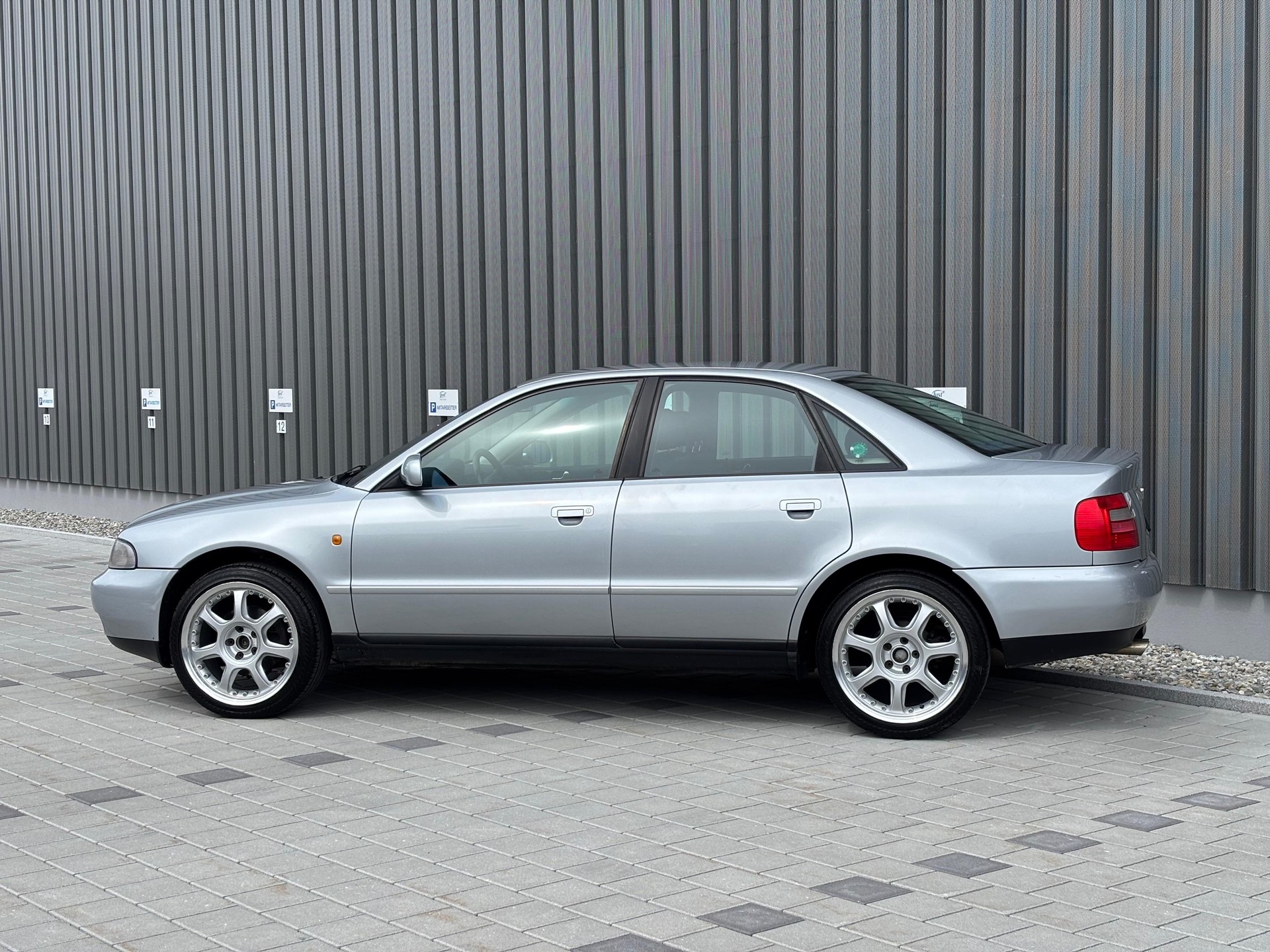 AUDI A4 2.4 Ambiente-image-2