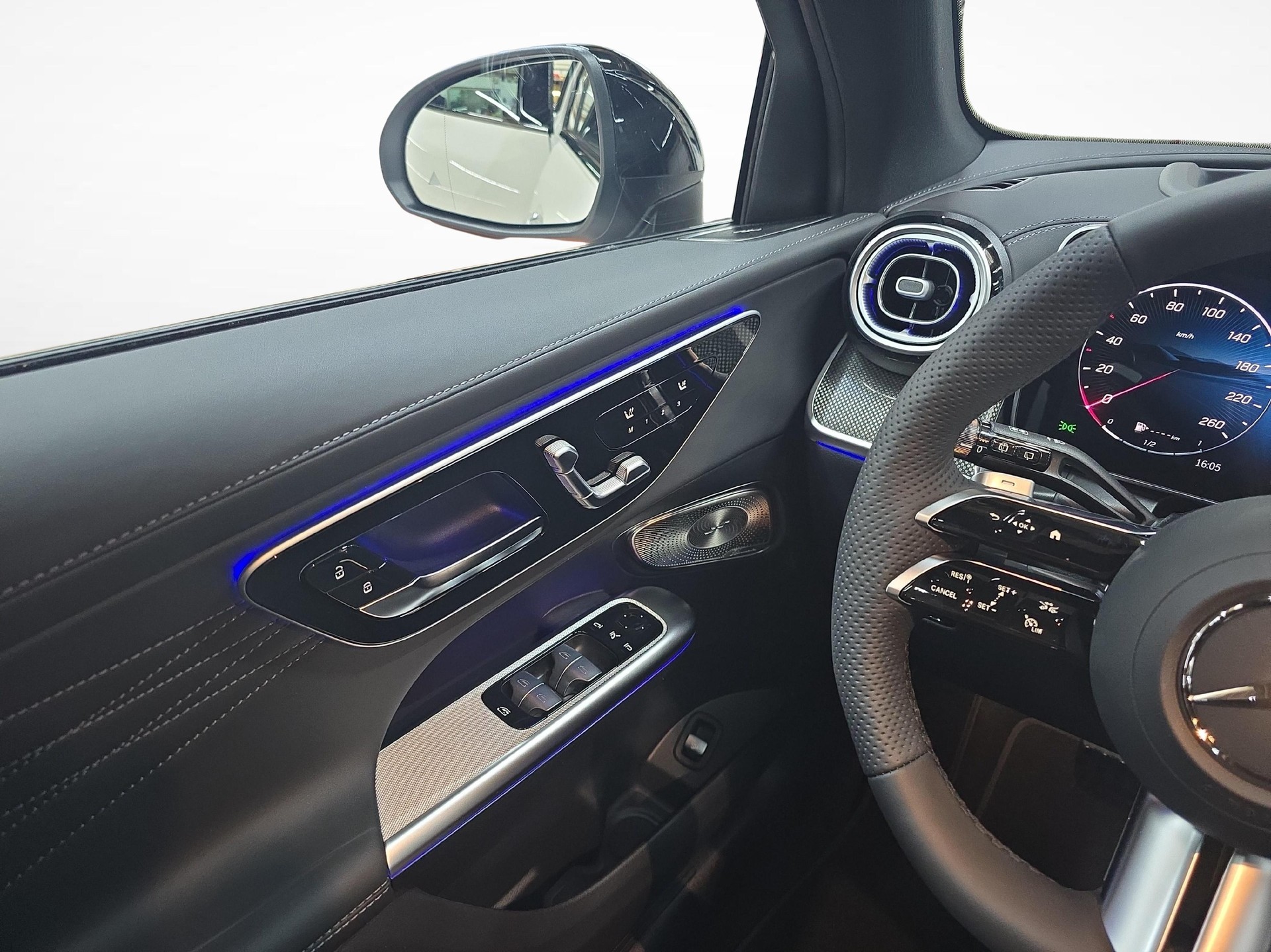 MERCEDES-BENZ GLC 300 4MATIC AMG Line-image-4