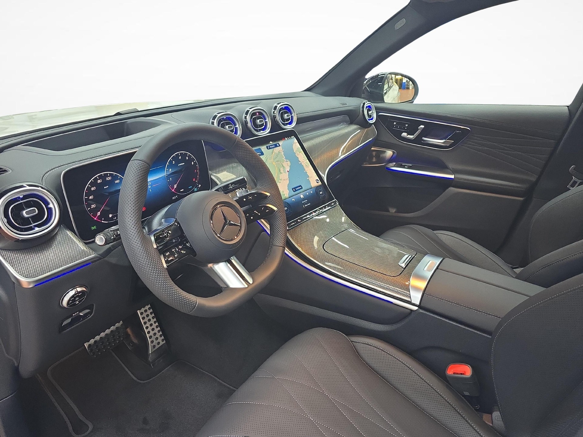 MERCEDES-BENZ GLC 300 4MATIC AMG Line-image-5