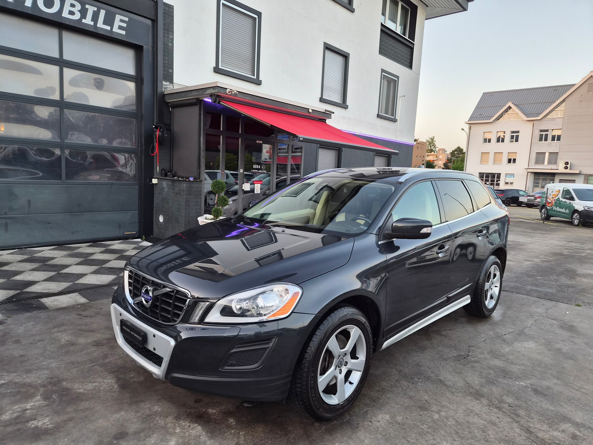 VOLVO XC60 D4 AWD Summum Geartronic-showroom-element-2