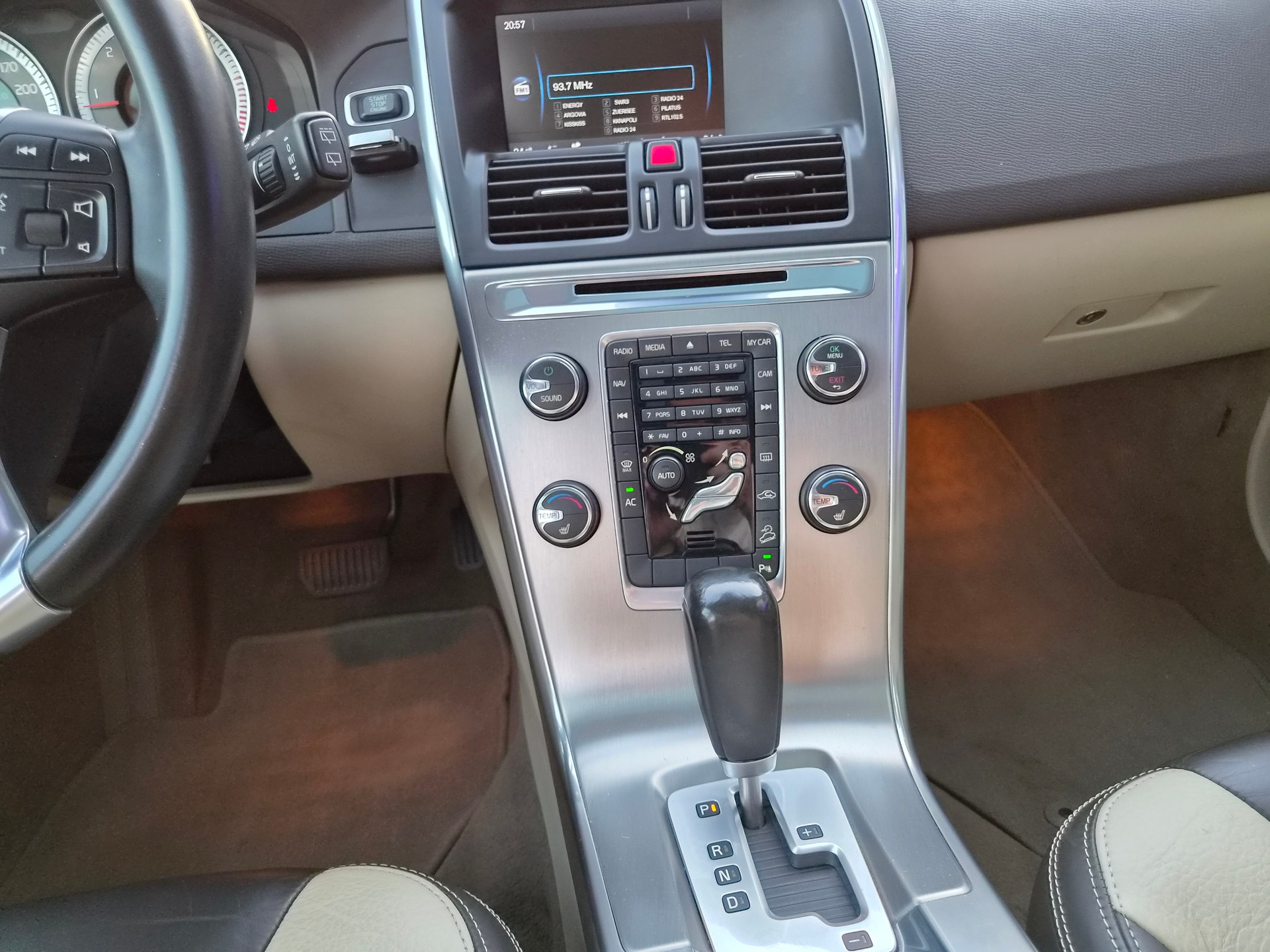 VOLVO XC60 D4 AWD Summum Geartronic-image-16