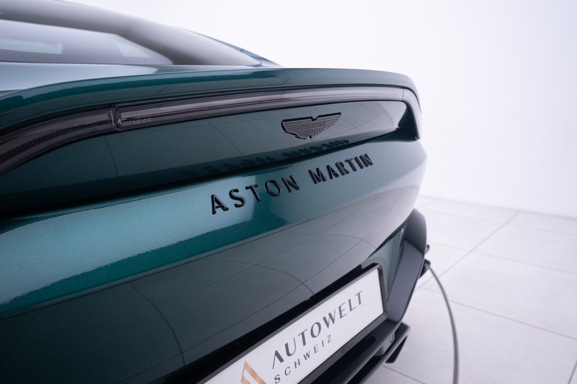 ASTON MARTIN V8 Vantage-image-13