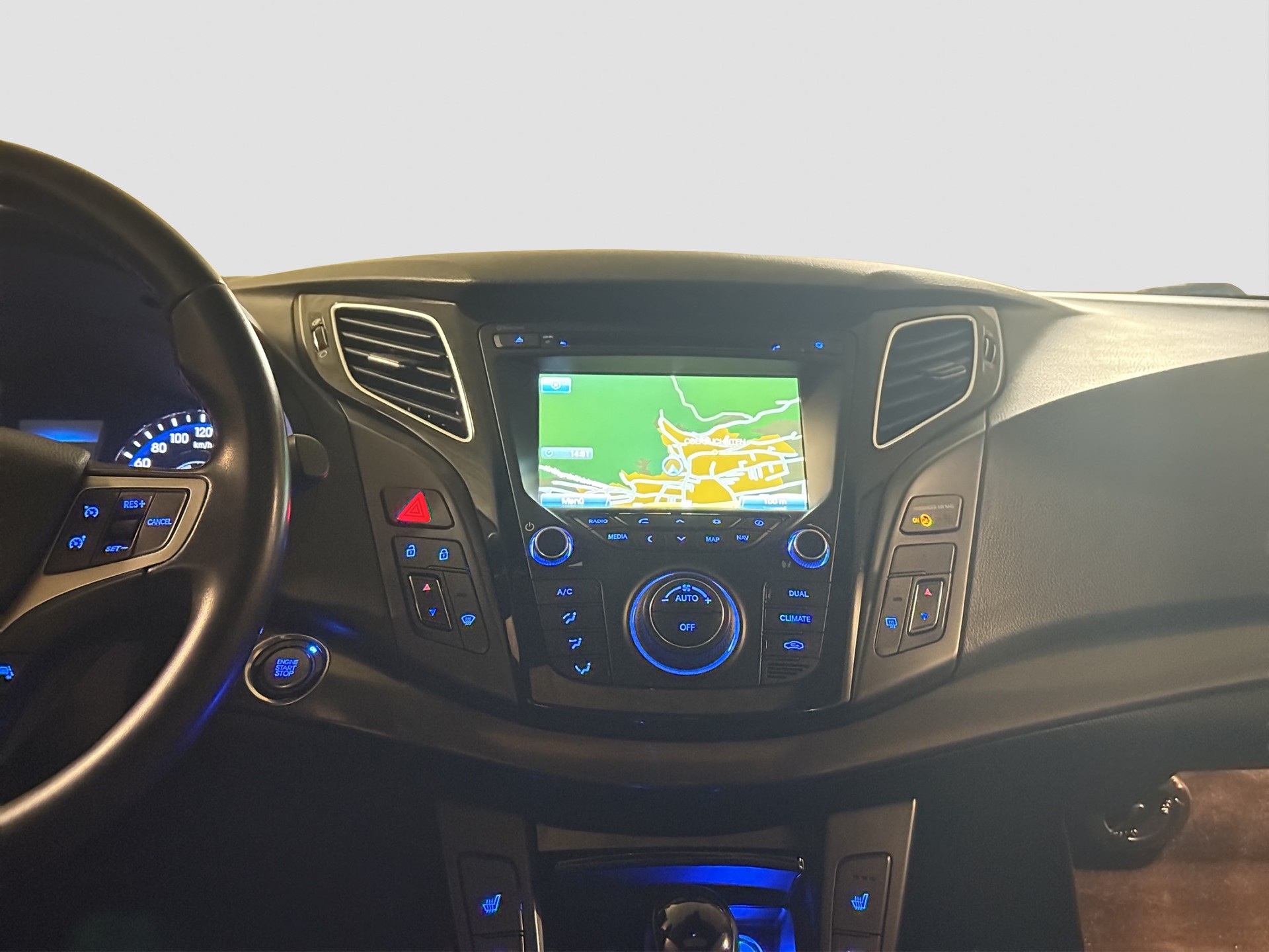 HYUNDAI i40 Wagon 1.7 CRDI Premium Automatic ** Frisch ab MFK und Service ** Panorama -Schiebedach **-image-12