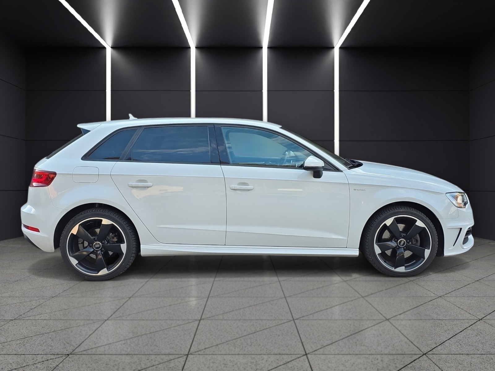 AUDI A3 Sportback 1.4 e-tron Attraction S-tronic-image-3