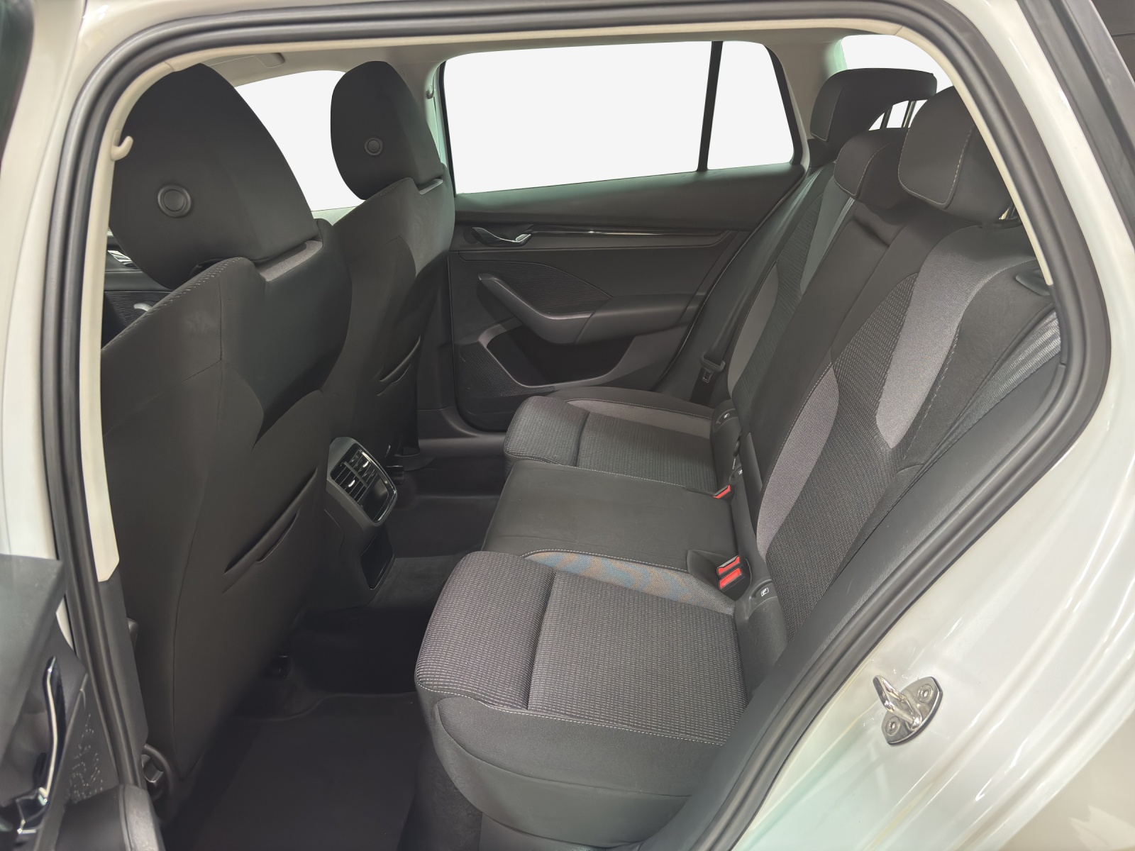 SKODA Octavia Combi 2.0 TDI DSG Ambition 4x4-image-11