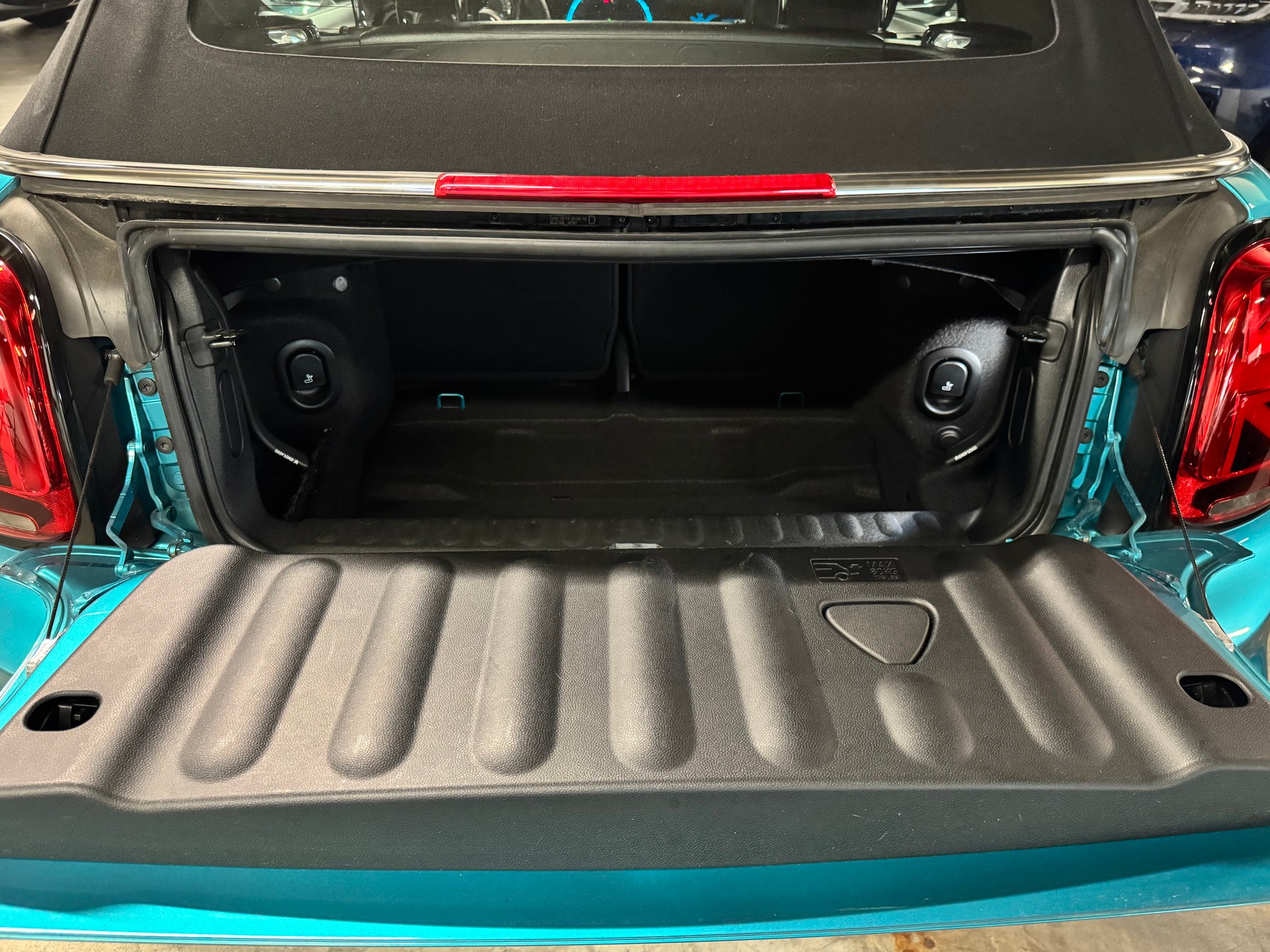 MINI Cooper John Cooper Works Cabriolet Steptronic-image-12