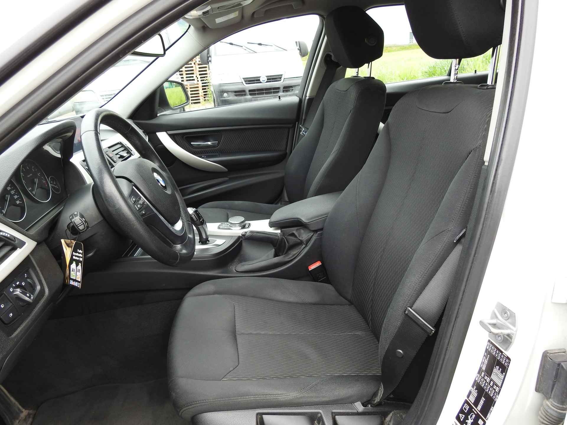 BMW 320i xDrive Steptronic-image-13