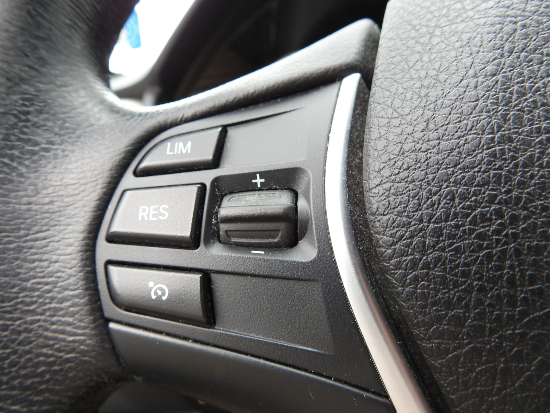 BMW 320i xDrive Steptronic-image-27