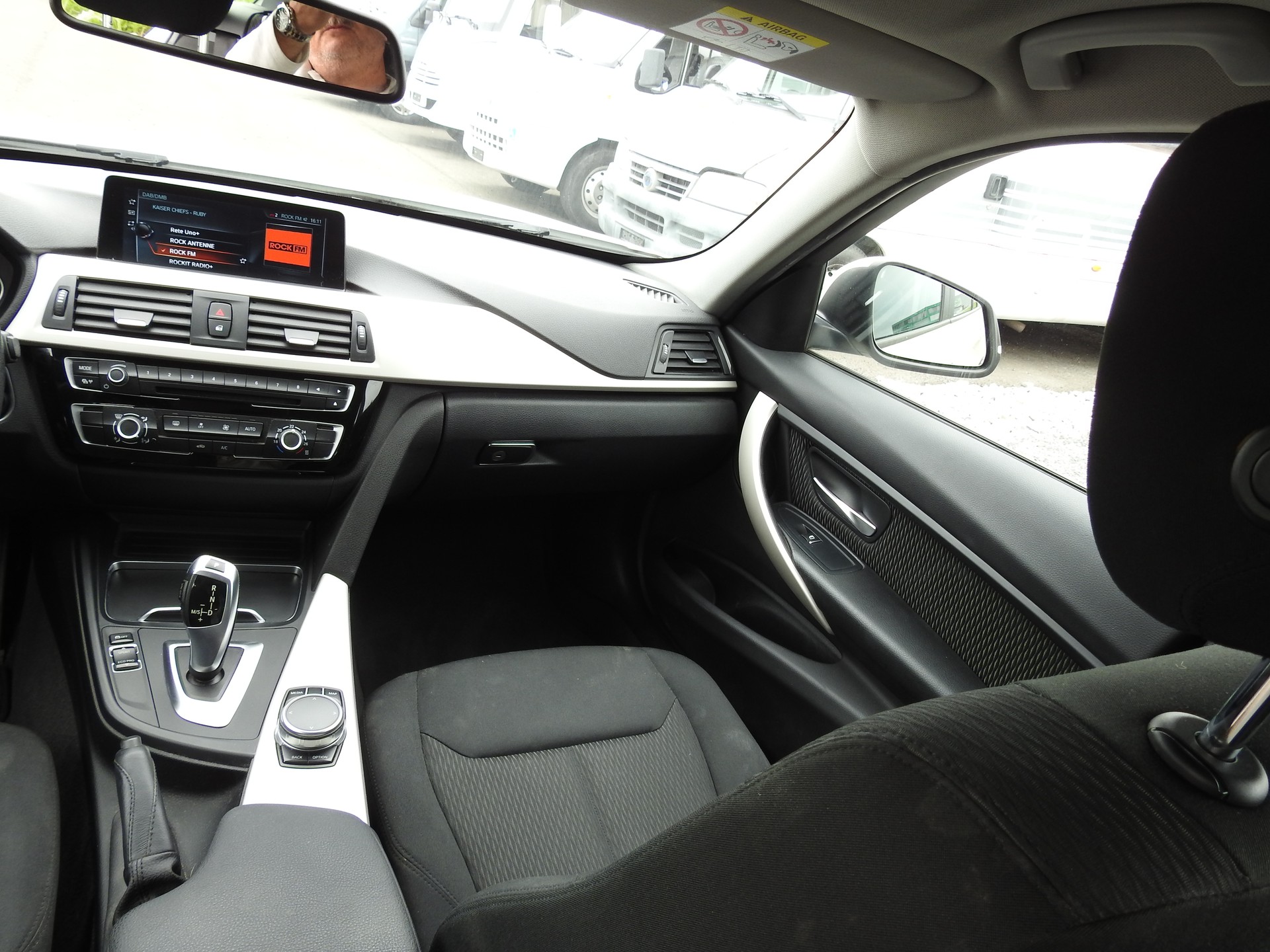 BMW 320i xDrive Steptronic-image-18