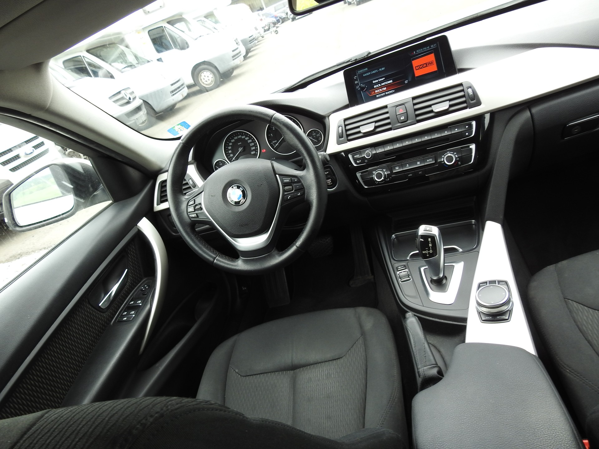 BMW 320i xDrive Steptronic-image-19