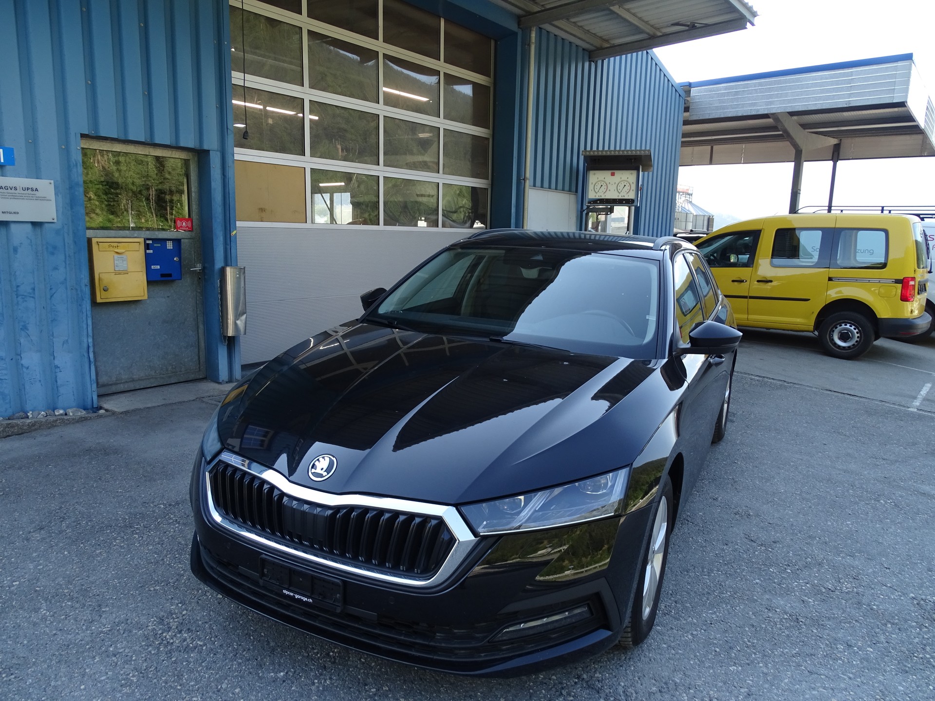 SKODA Octavia Combi 2.0 TDI DSG Ambition 4x4-image-1