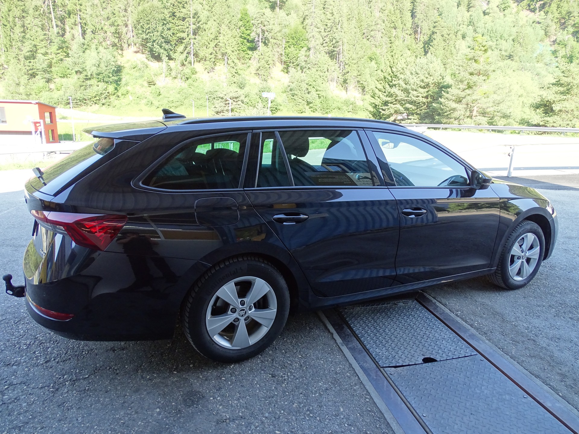 SKODA Octavia Combi 2.0 TDI DSG Ambition 4x4-image-5