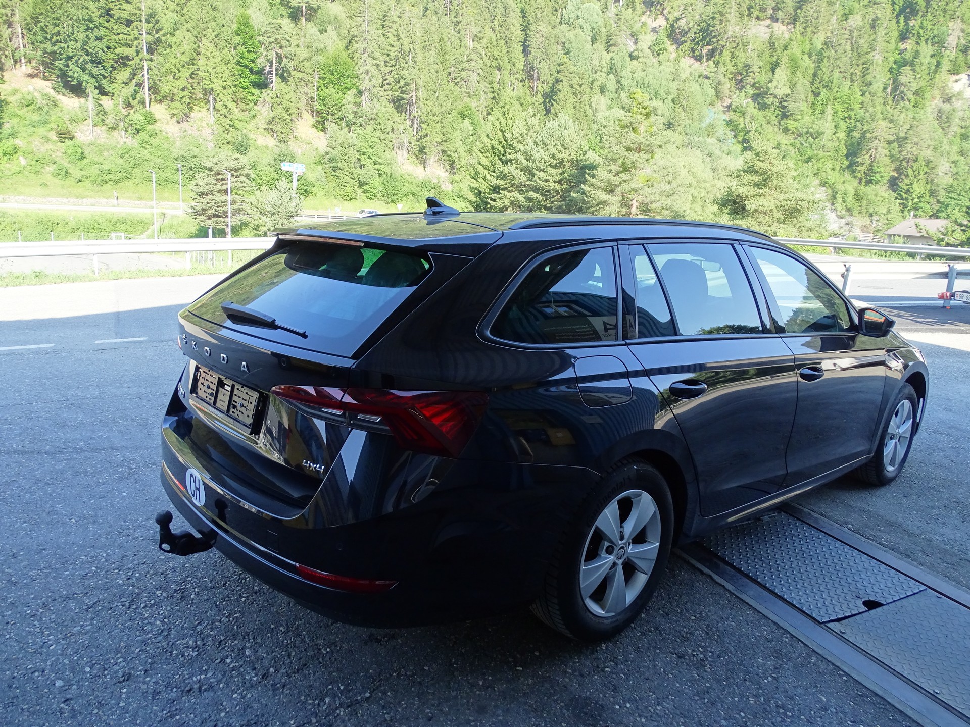 SKODA Octavia Combi 2.0 TDI DSG Ambition 4x4-image-4