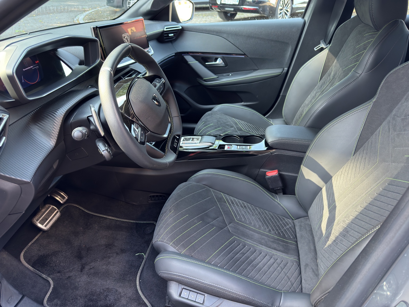 PEUGEOT 208 1.2 Hybrid GT-image-4