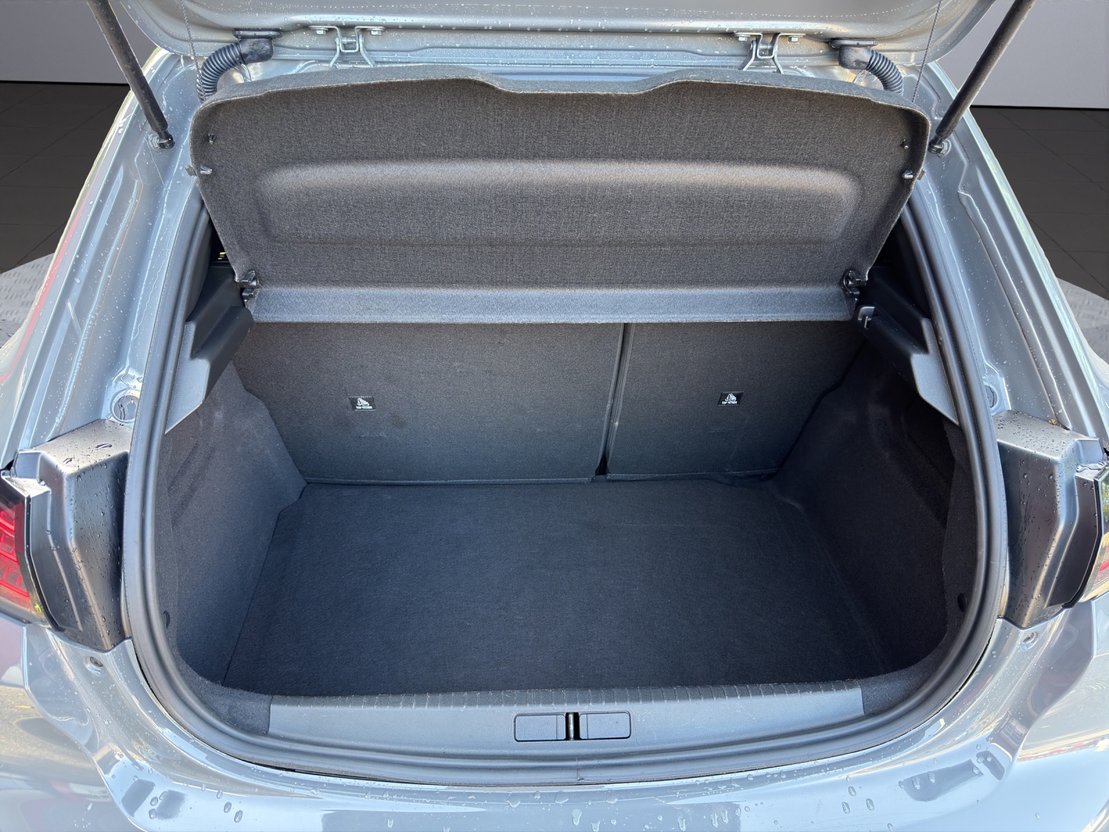 PEUGEOT 208 1.2 Hybrid GT-image-10