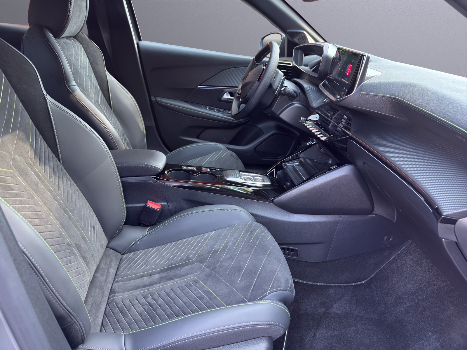 PEUGEOT 208 1.2 Hybrid GT-image-8