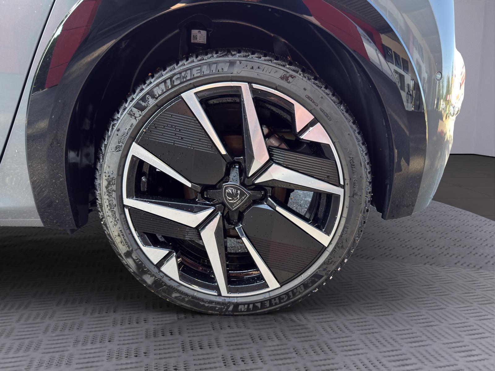 PEUGEOT 208 1.2 Hybrid GT-image-11