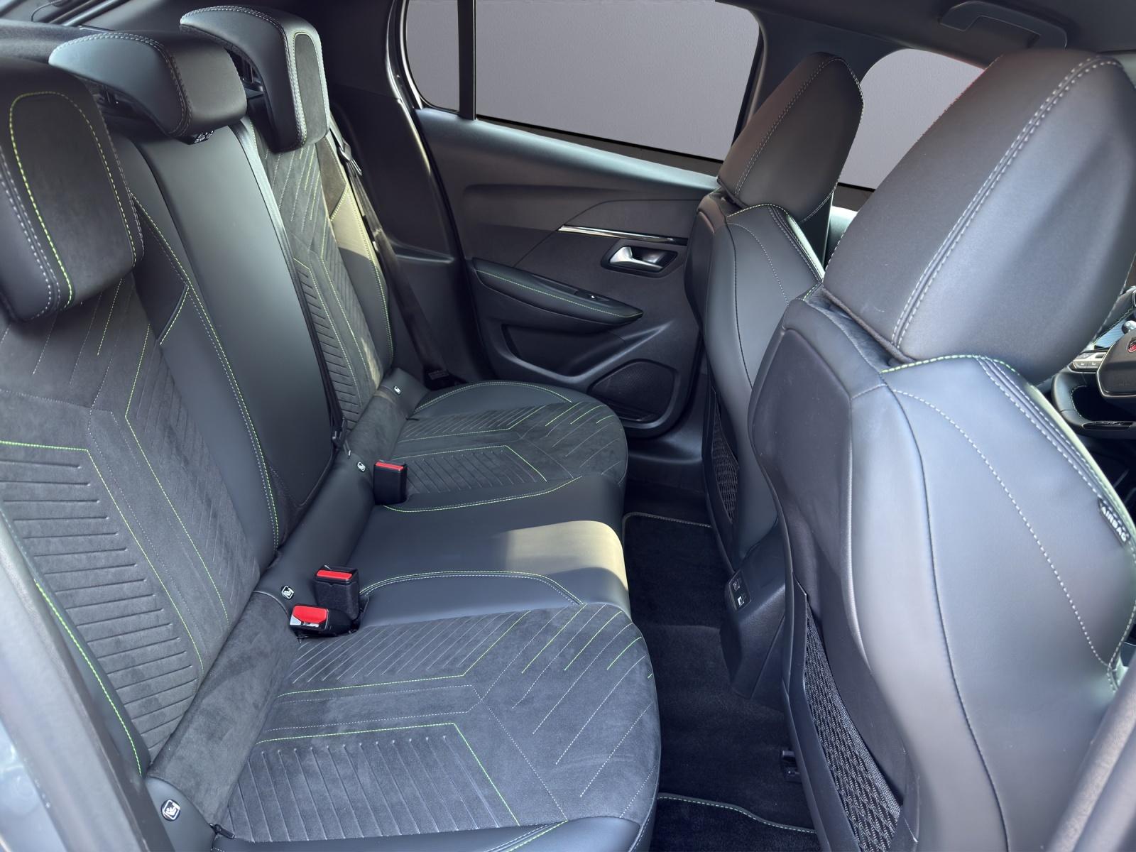 PEUGEOT 208 1.2 Hybrid GT-image-9