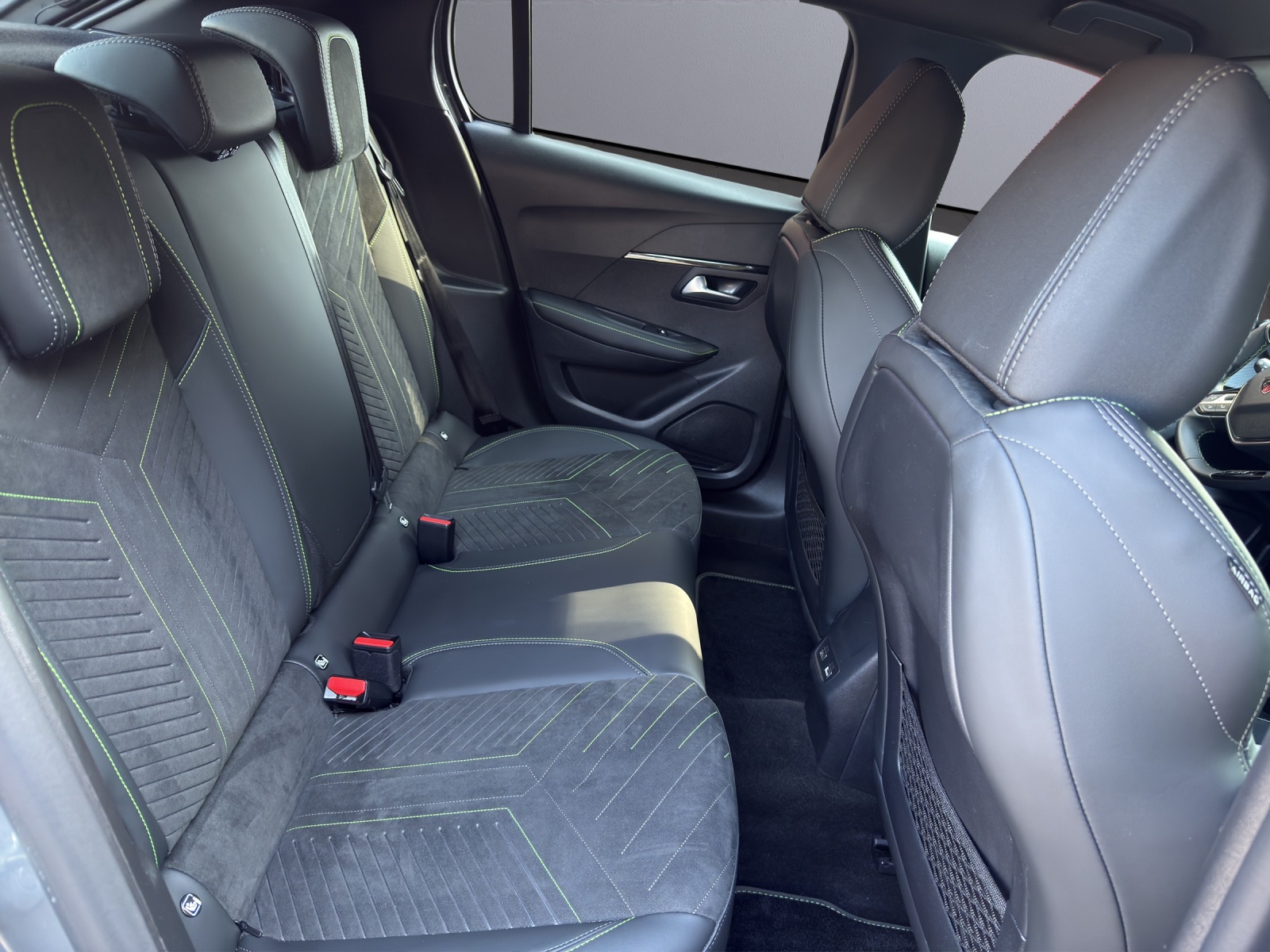 PEUGEOT 208 1.2 Hybrid GT-image-9