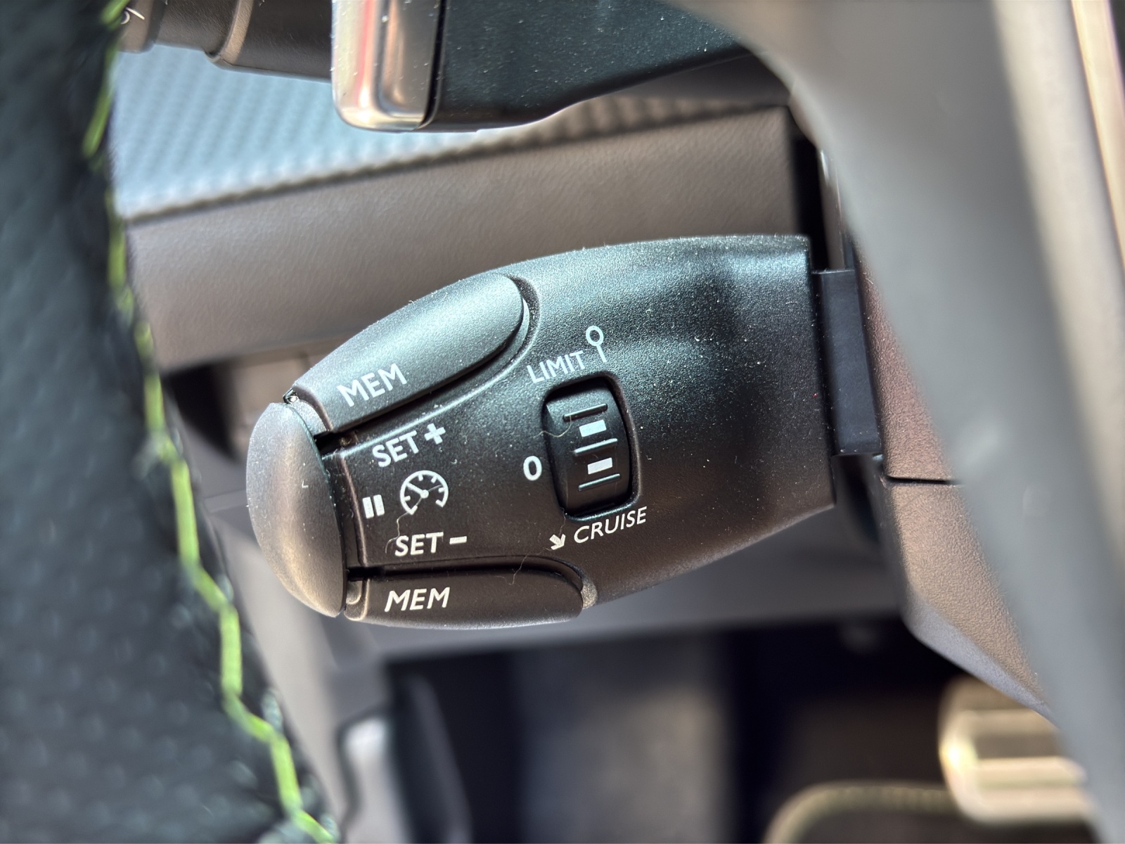 PEUGEOT 208 1.2 Hybrid GT-image-13