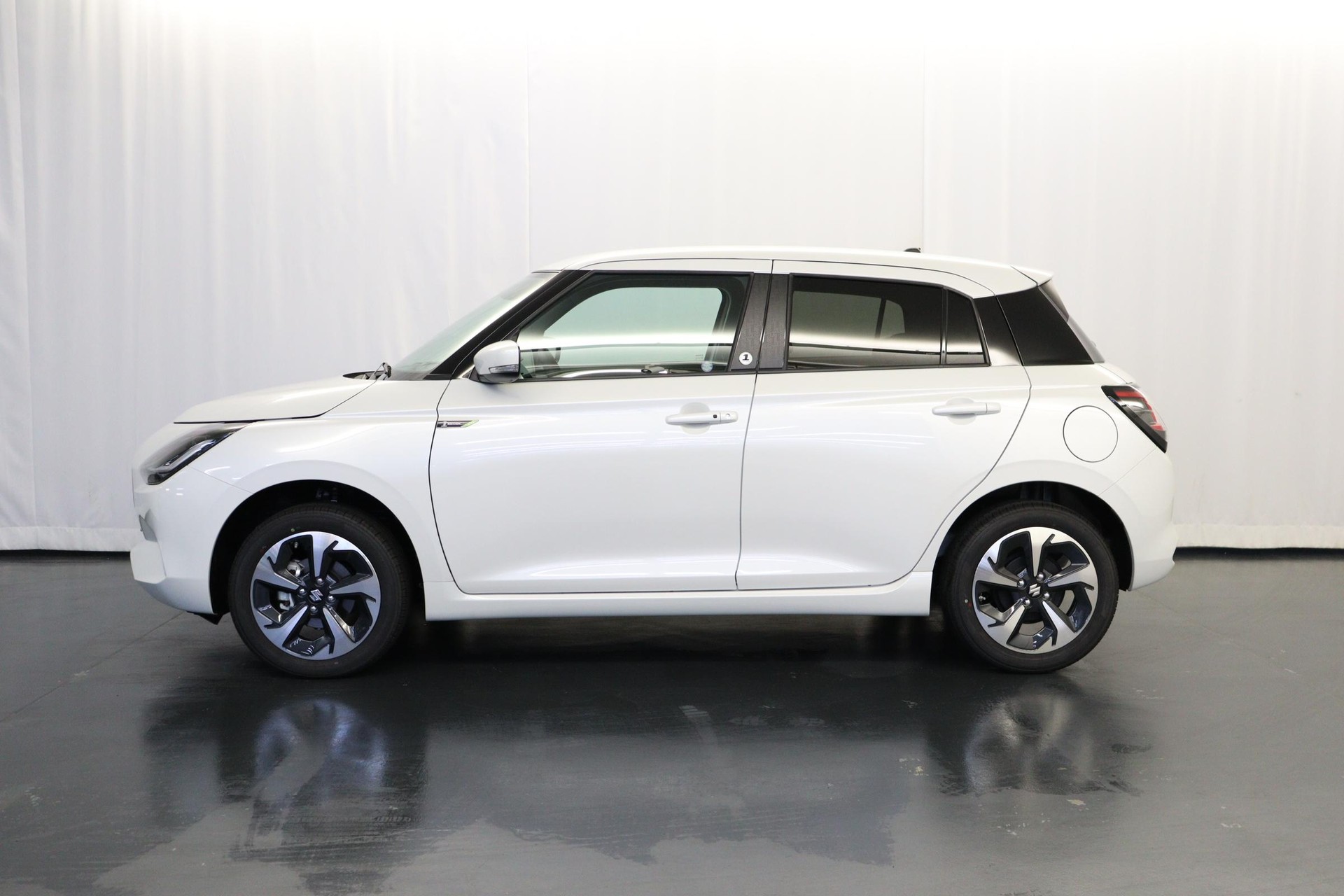 SUZUKI Swift 1.2 1st Edition Top Hybrid 4x4-image-3