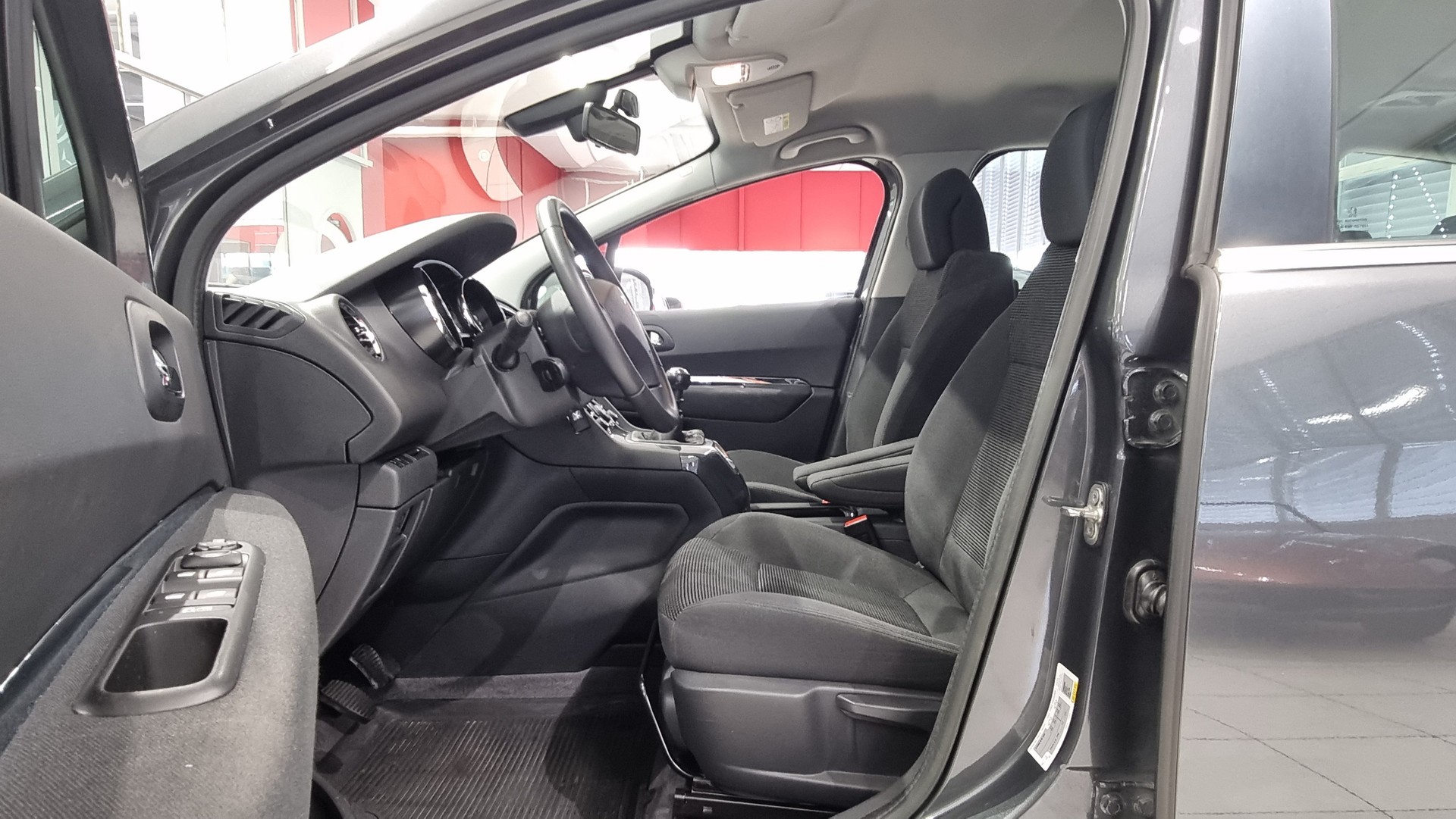 PEUGEOT 5008 1.6 THP 155 Active-image-12