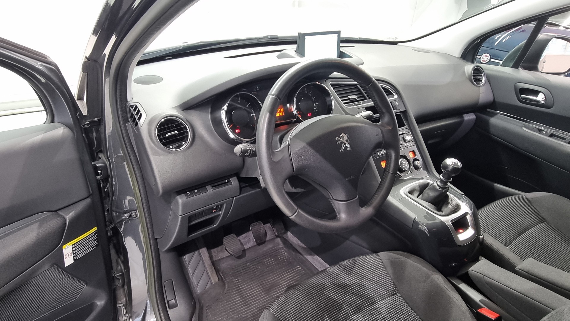 PEUGEOT 5008 1.6 THP 155 Active-image-13