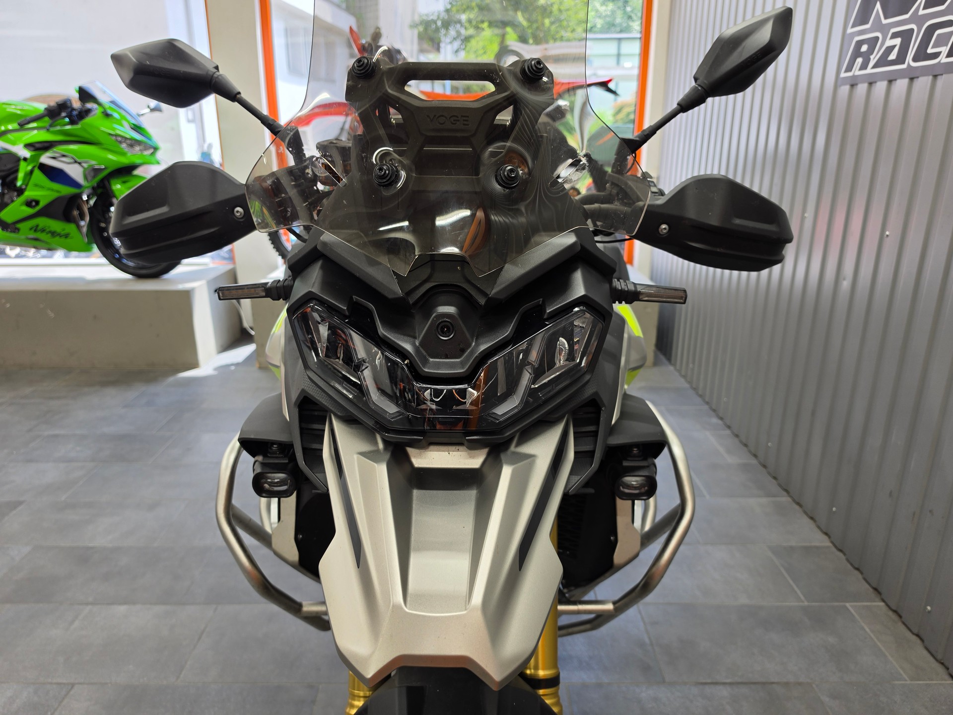 VOGE 900DSX-showroom-element-2