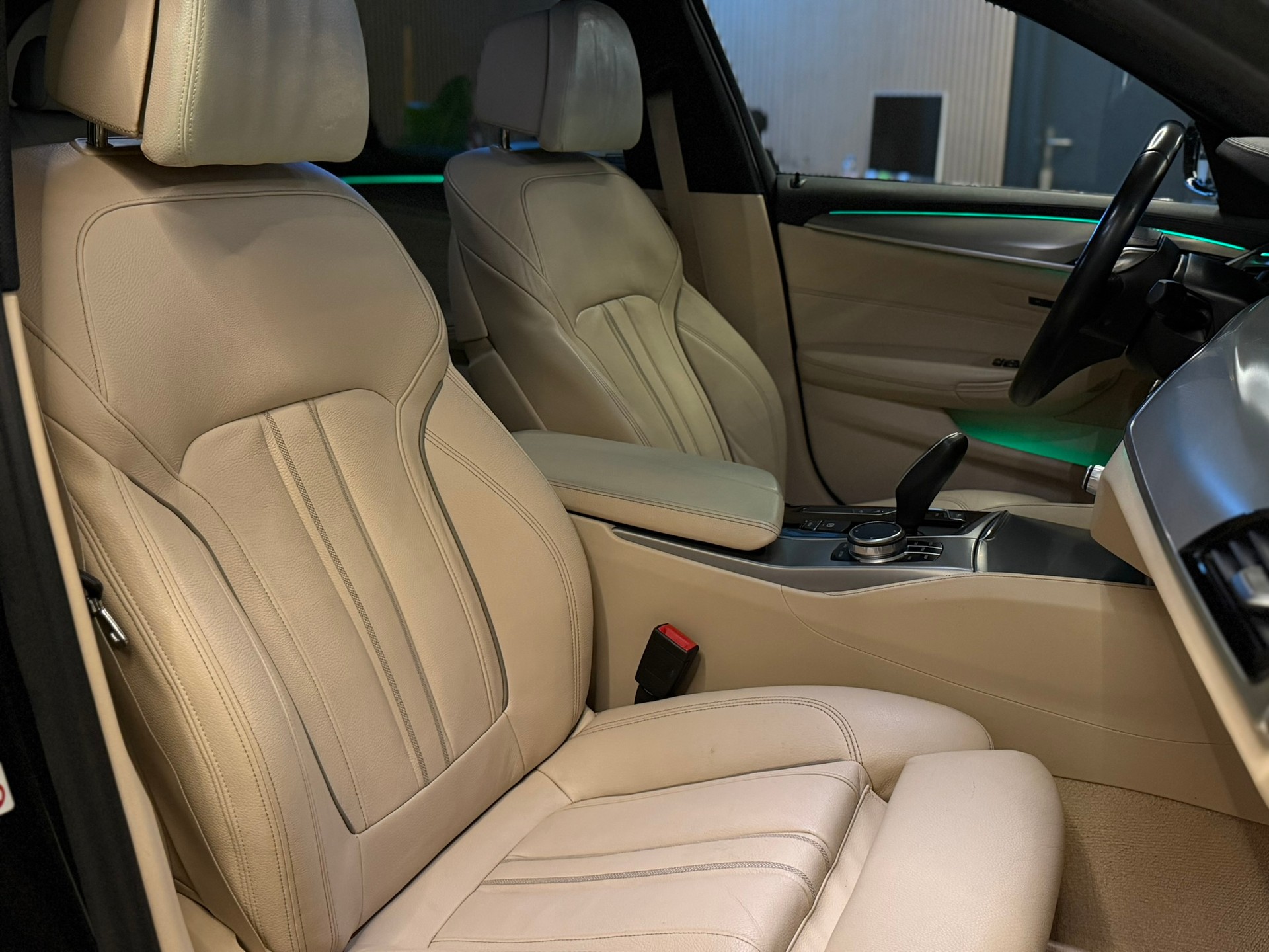 BMW 530d xDrive Touring Luxury Line Steptronic-image-13