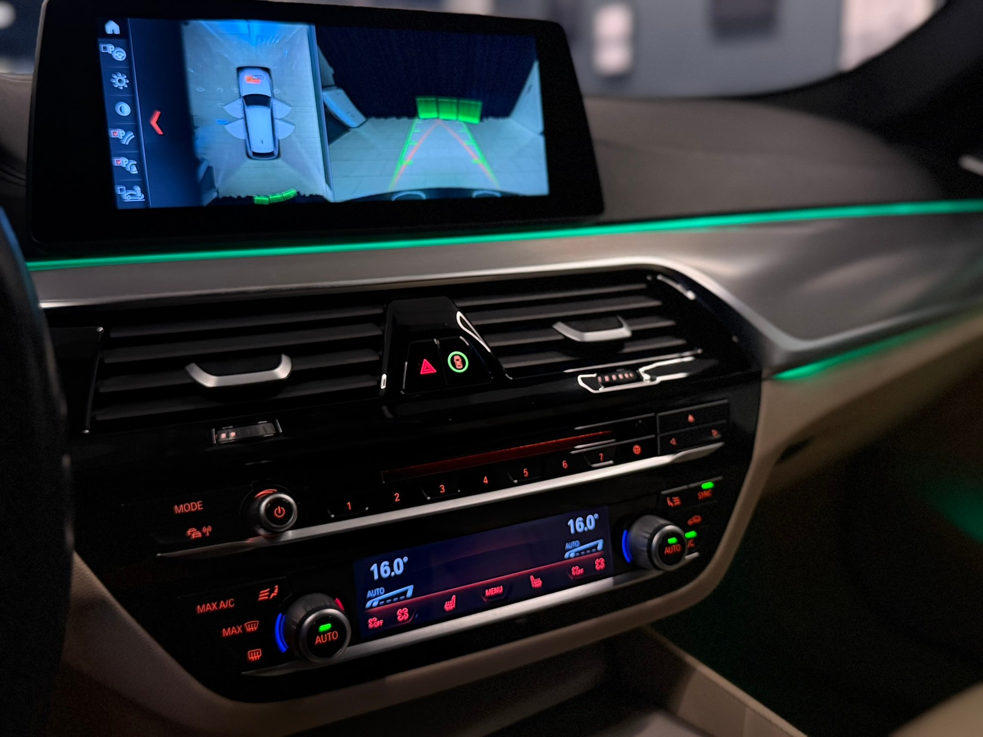 BMW 530d xDrive Touring Luxury Line Steptronic-image-19