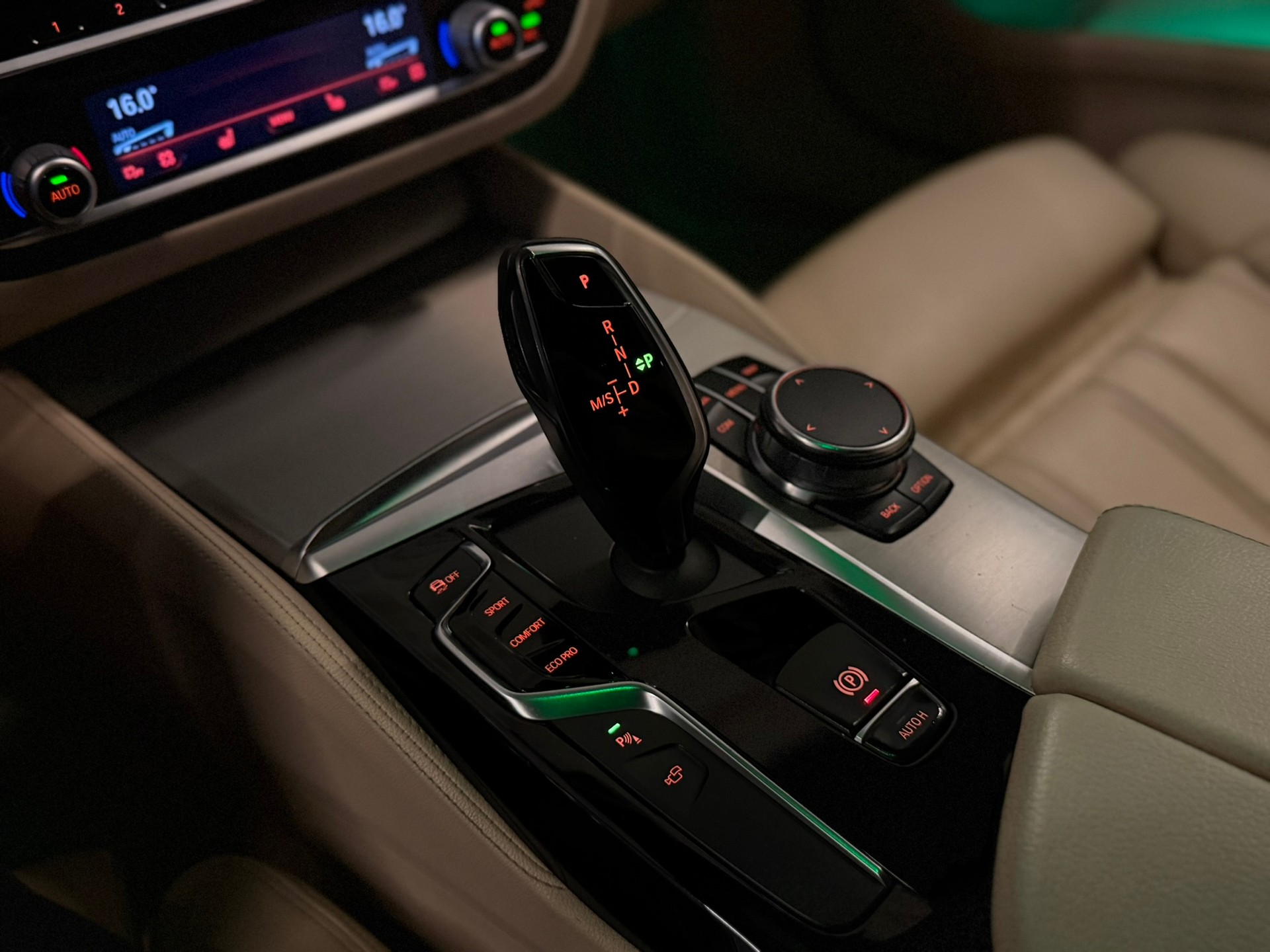 BMW 530d xDrive Touring Luxury Line Steptronic-image-21