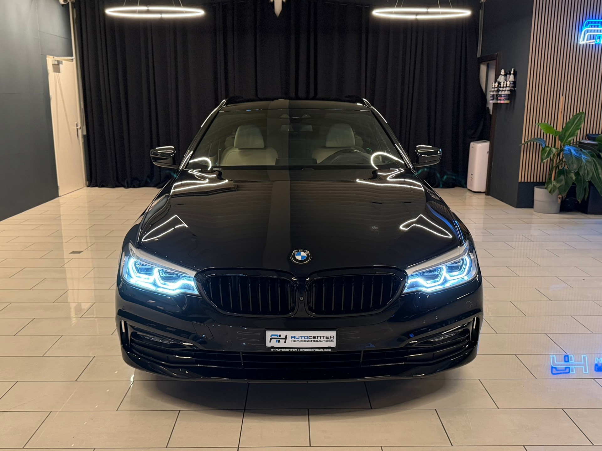 BMW 530d xDrive Touring Luxury Line Steptronic-image-1