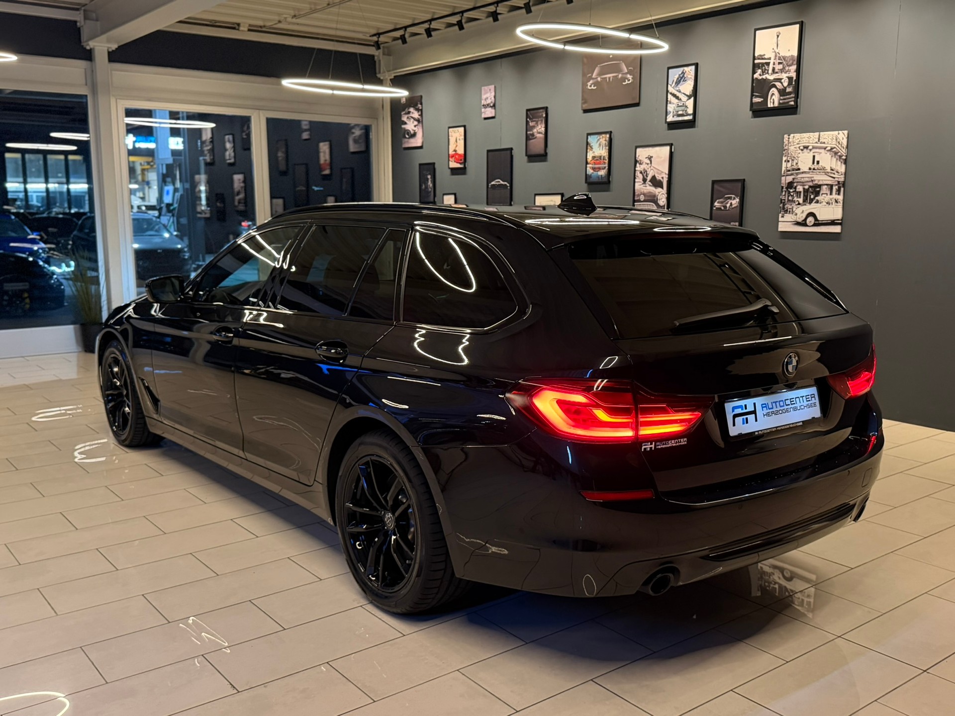 BMW 530d xDrive Touring Luxury Line Steptronic-image-4
