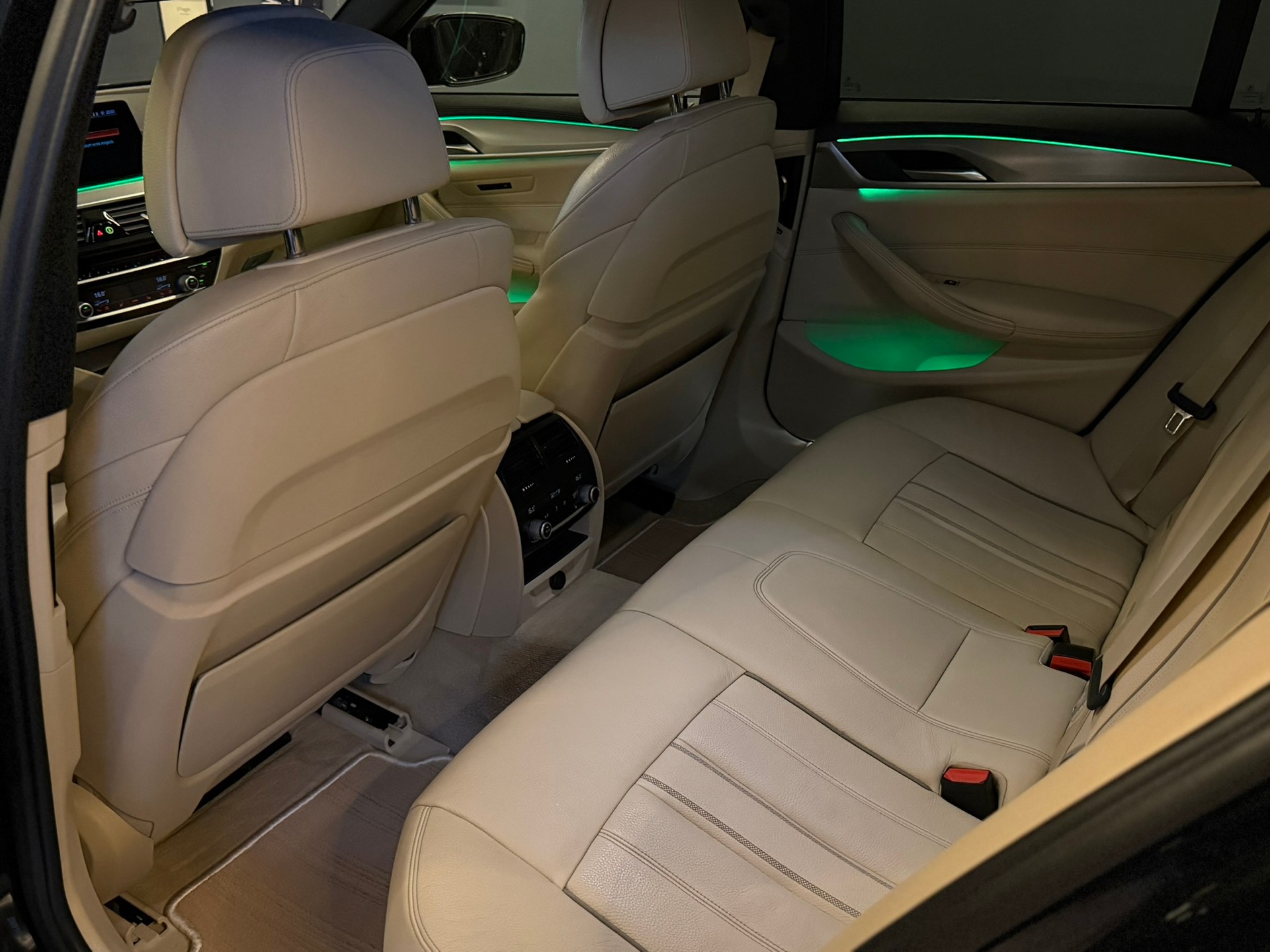 BMW 530d xDrive Touring Luxury Line Steptronic-image-14