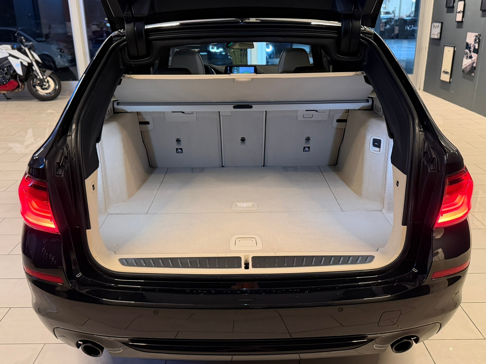 BMW 530d xDrive Touring Luxury Line Steptronic-image-7