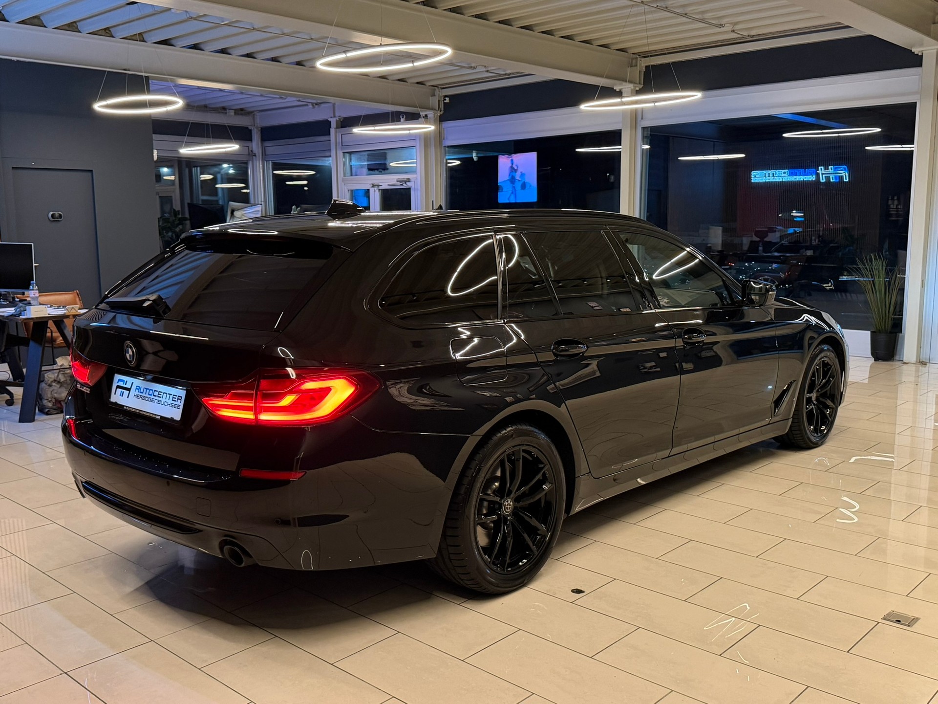 BMW 530d xDrive Touring Luxury Line Steptronic-image-6