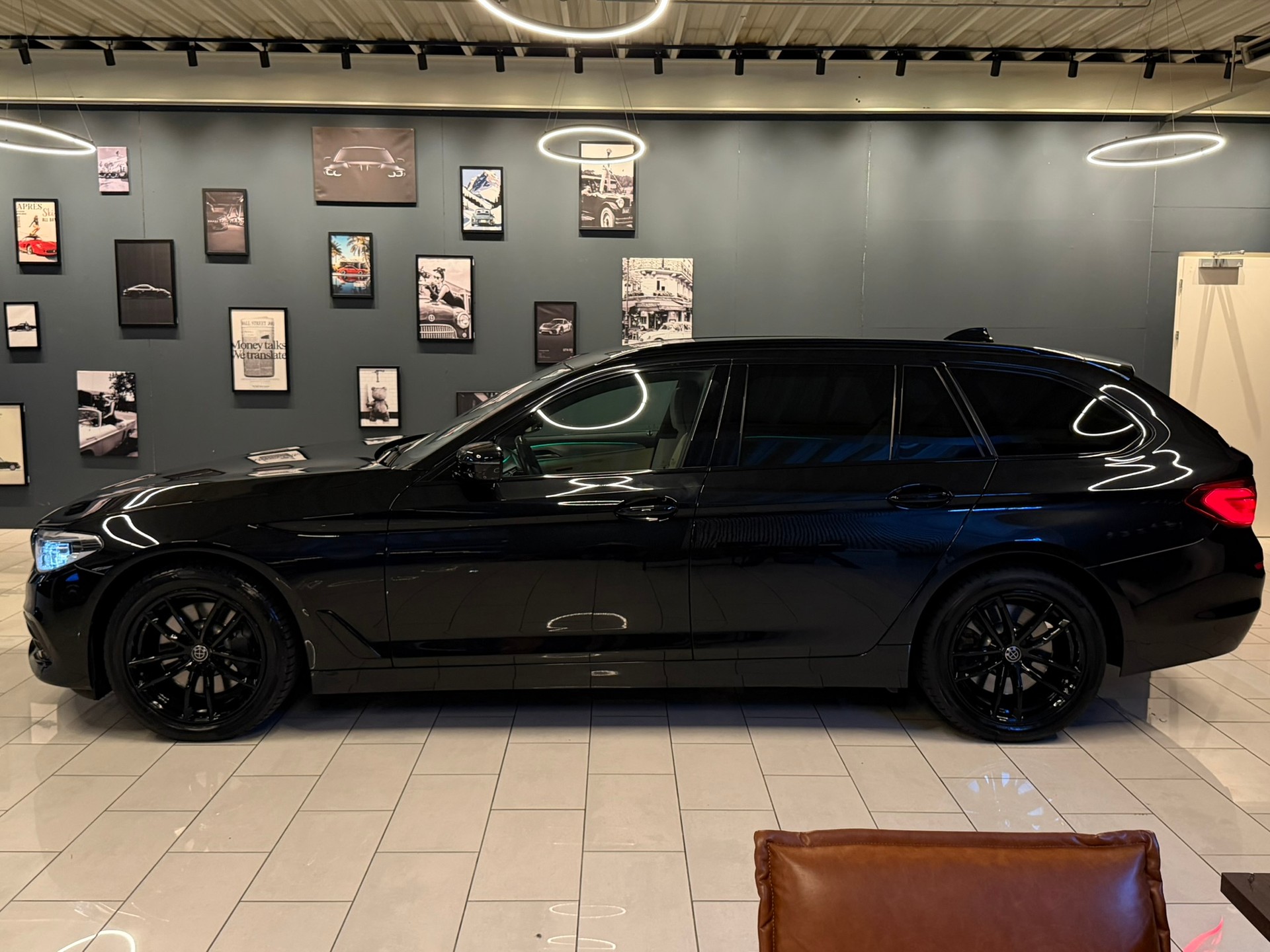 BMW 530d xDrive Touring Luxury Line Steptronic-image-3